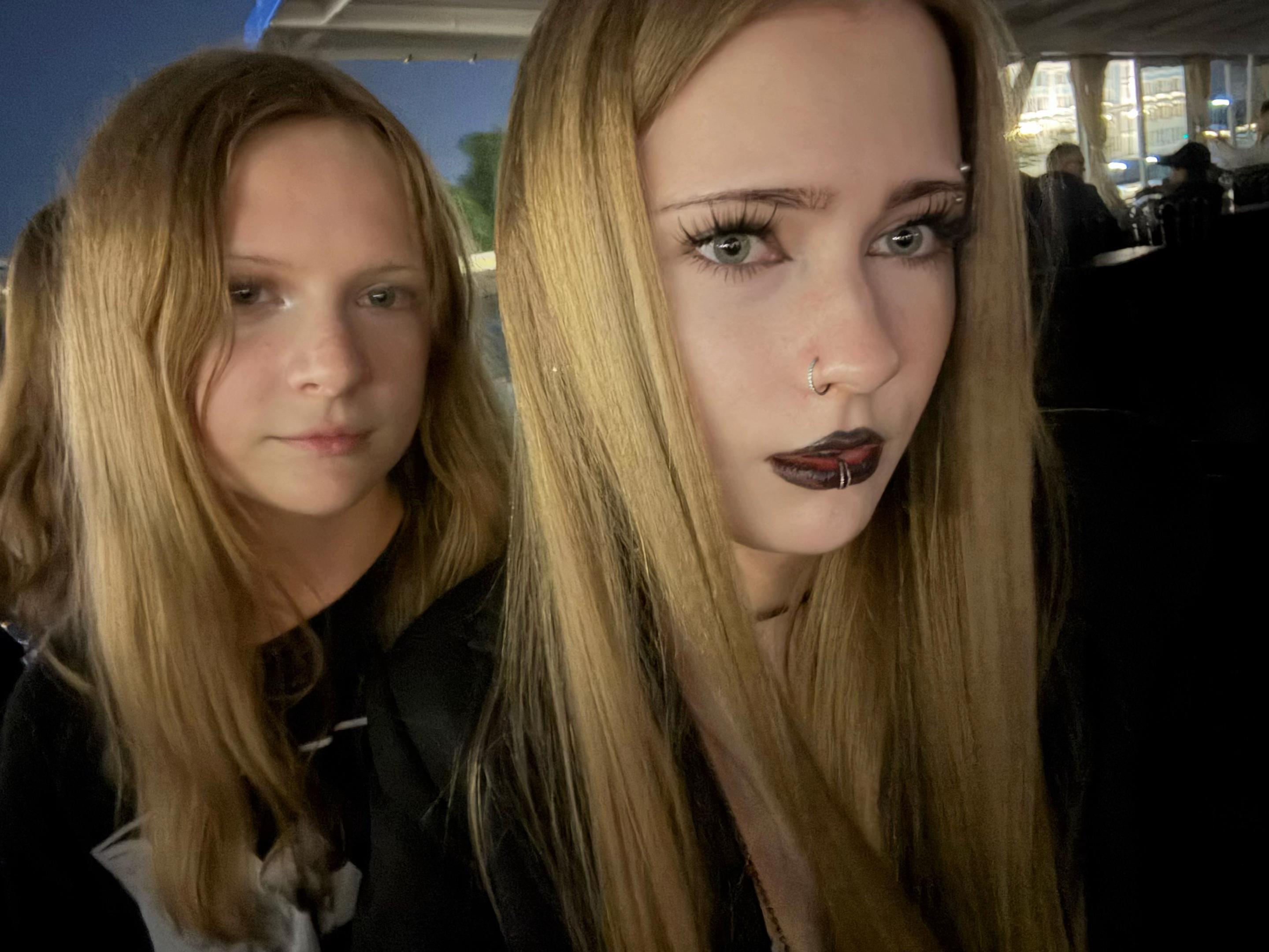 @◤✞ 𝖌𝖗𝖊𝖊𝖓 𝖜𝖔𝖒𝖆𝖓 ✞◥