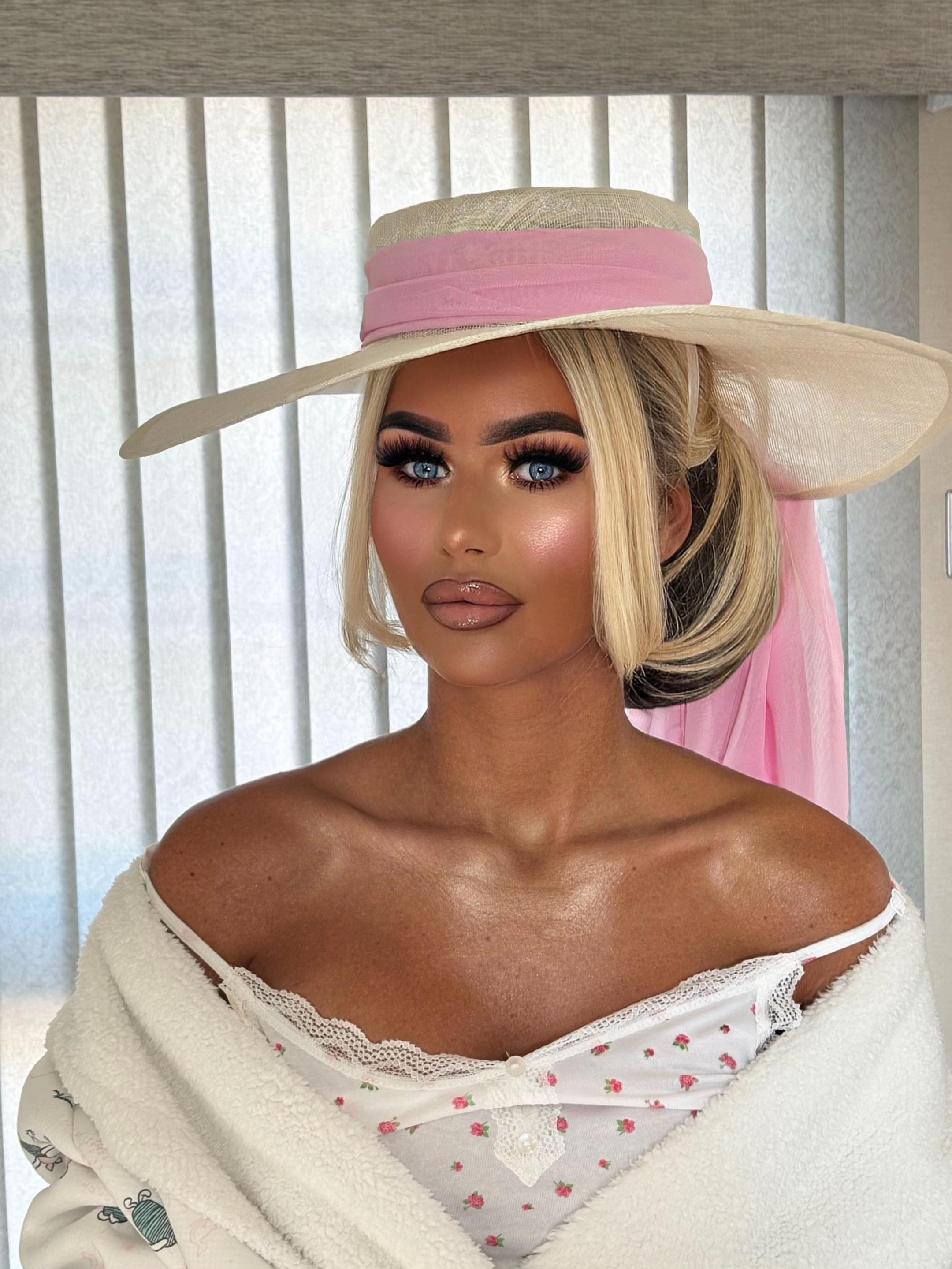 @MAKEUPBYSHOLAA