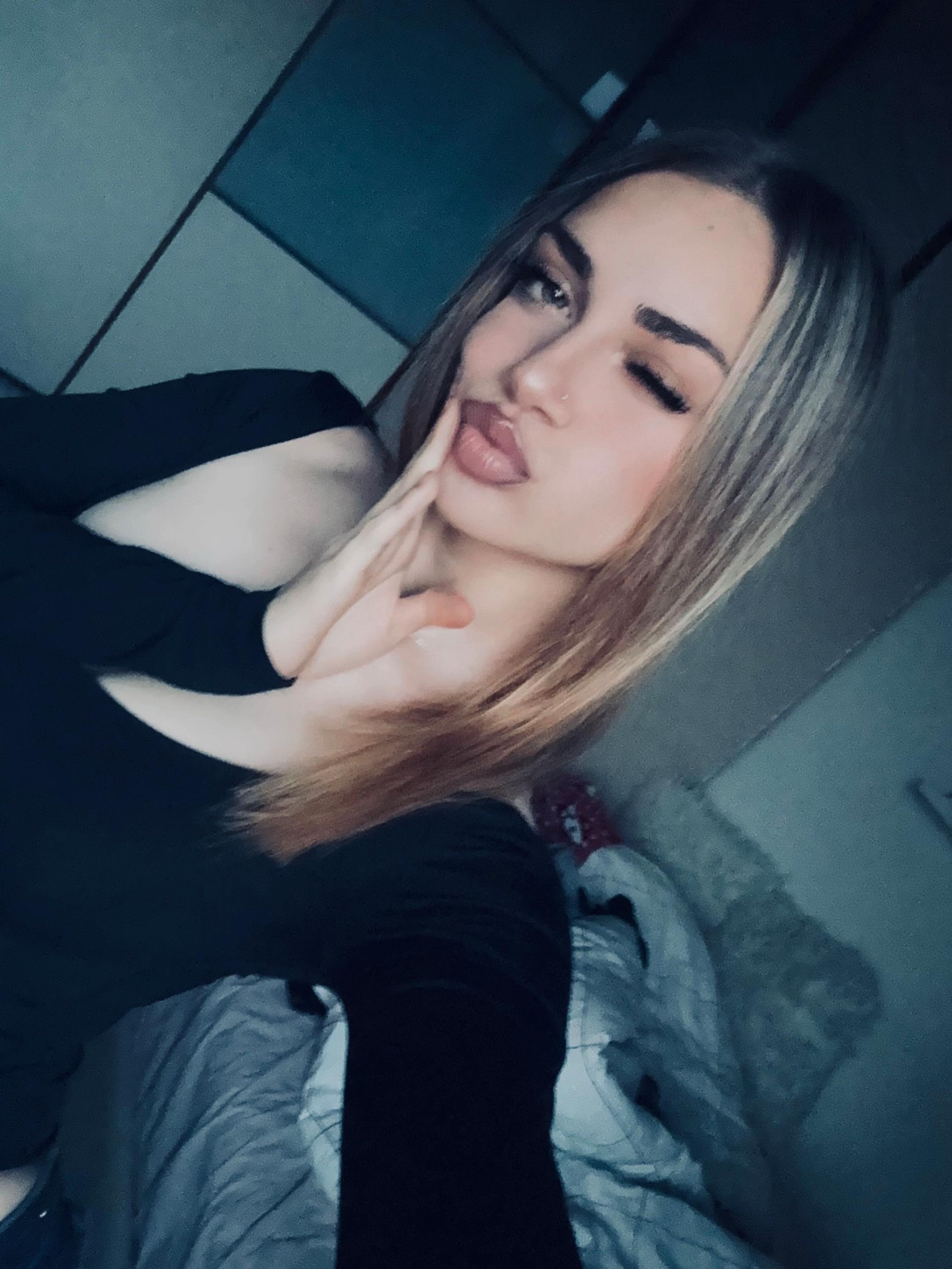@𝓔🦋