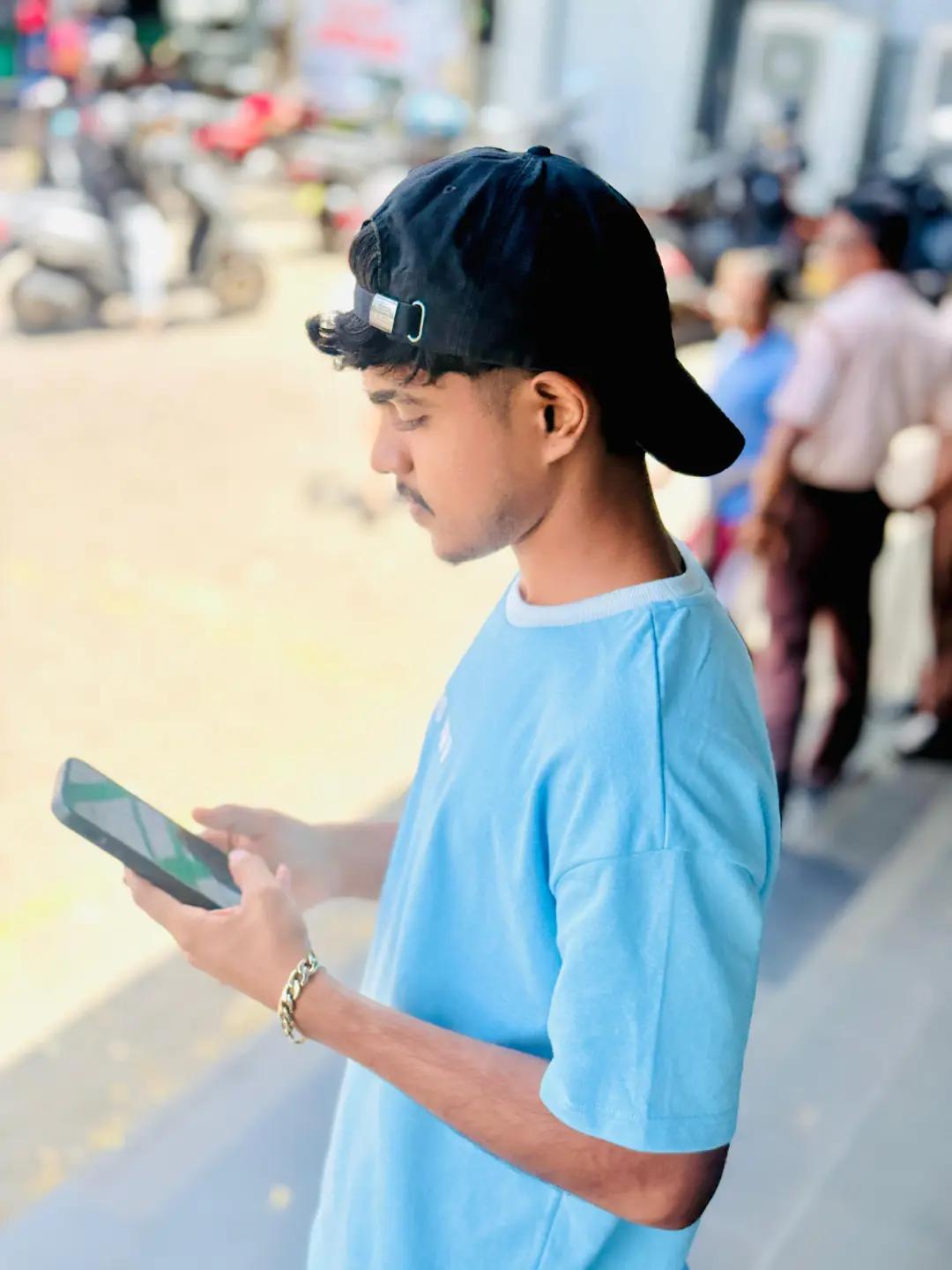 @SHANU BOY 🖤🎧