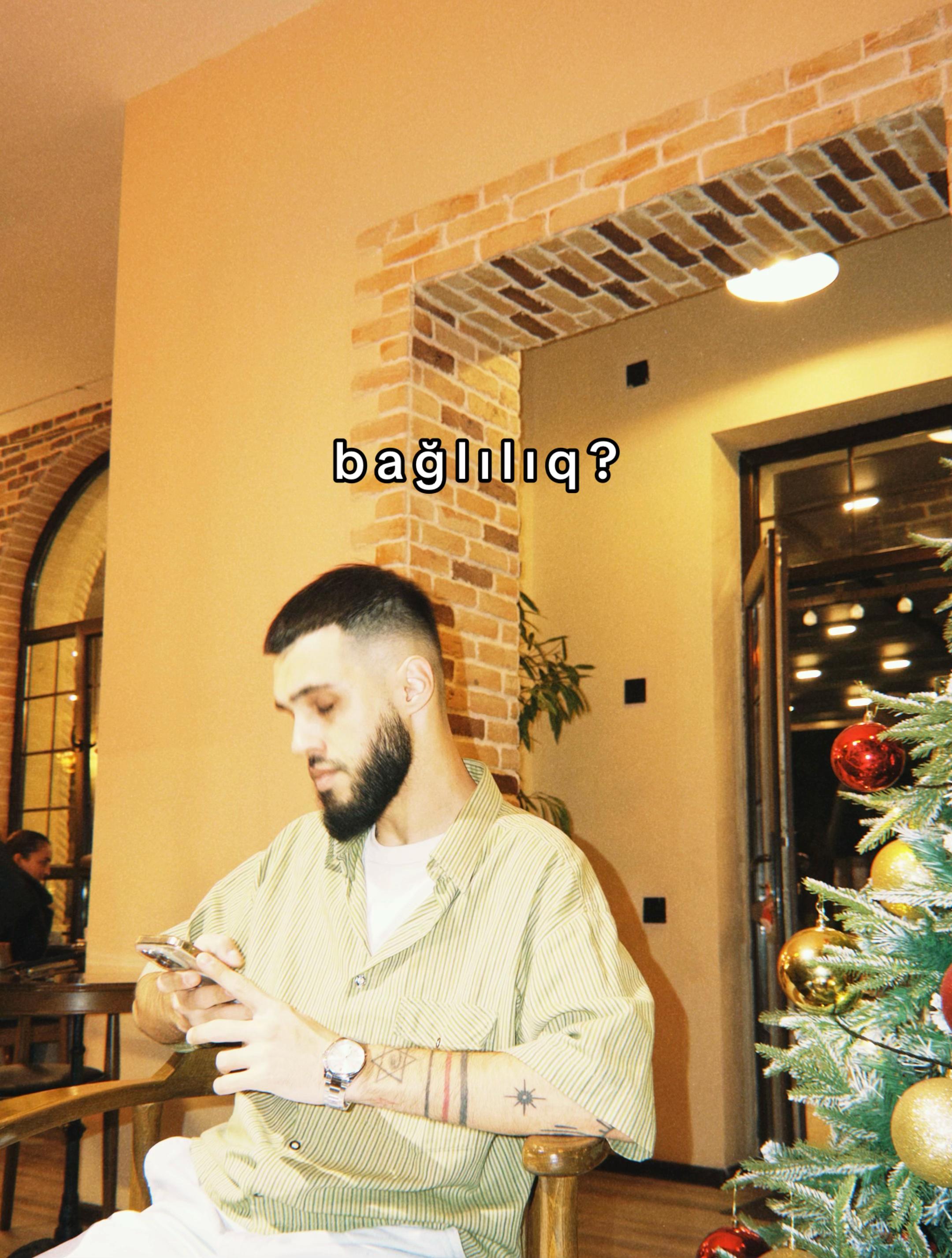 @E J