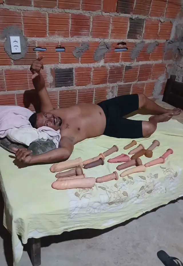 @꒼