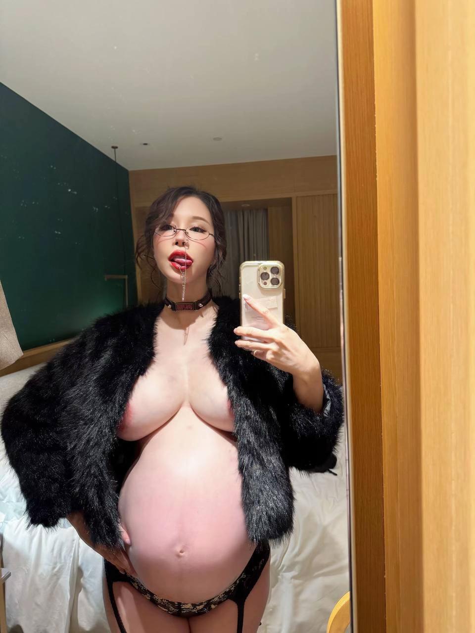 @Pregnant _adeline