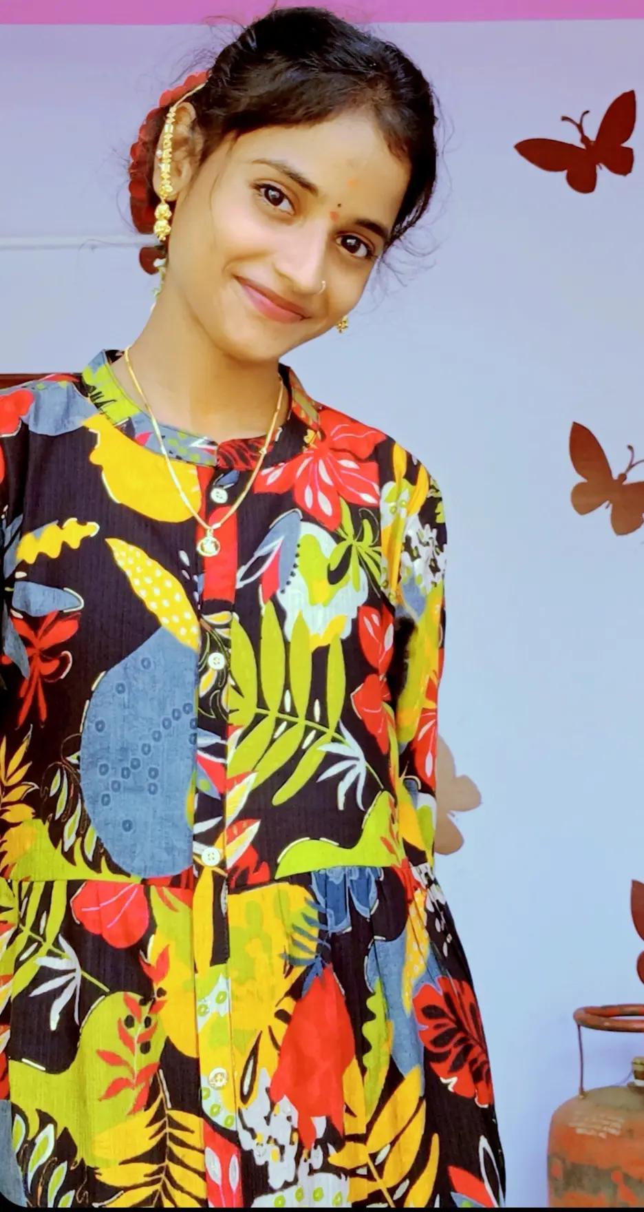 @Smiley queen 👸 ✨️ 💖...