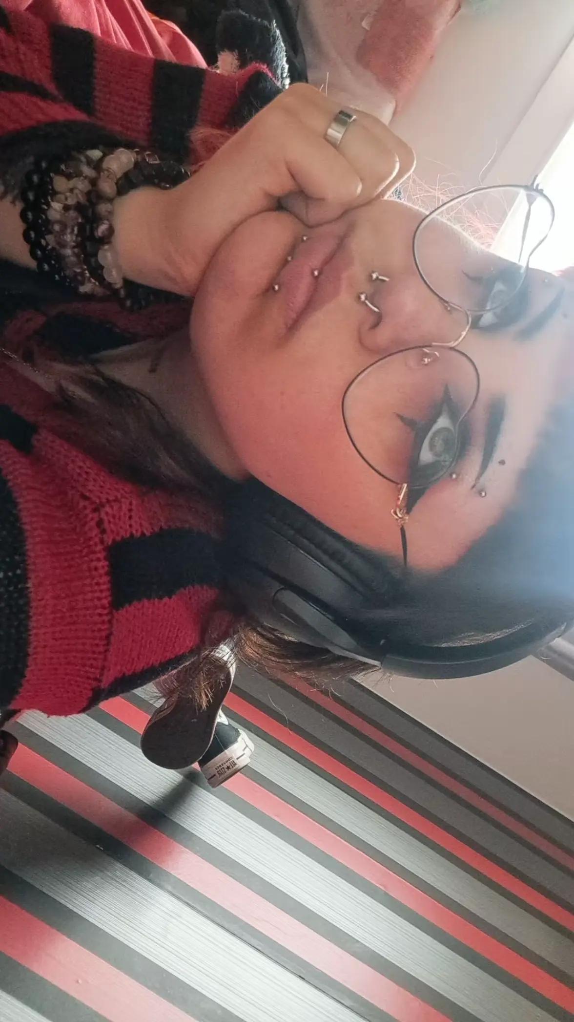 @🖤 𝕰𝖓𝖛𝖞 ❤️ (they/them)