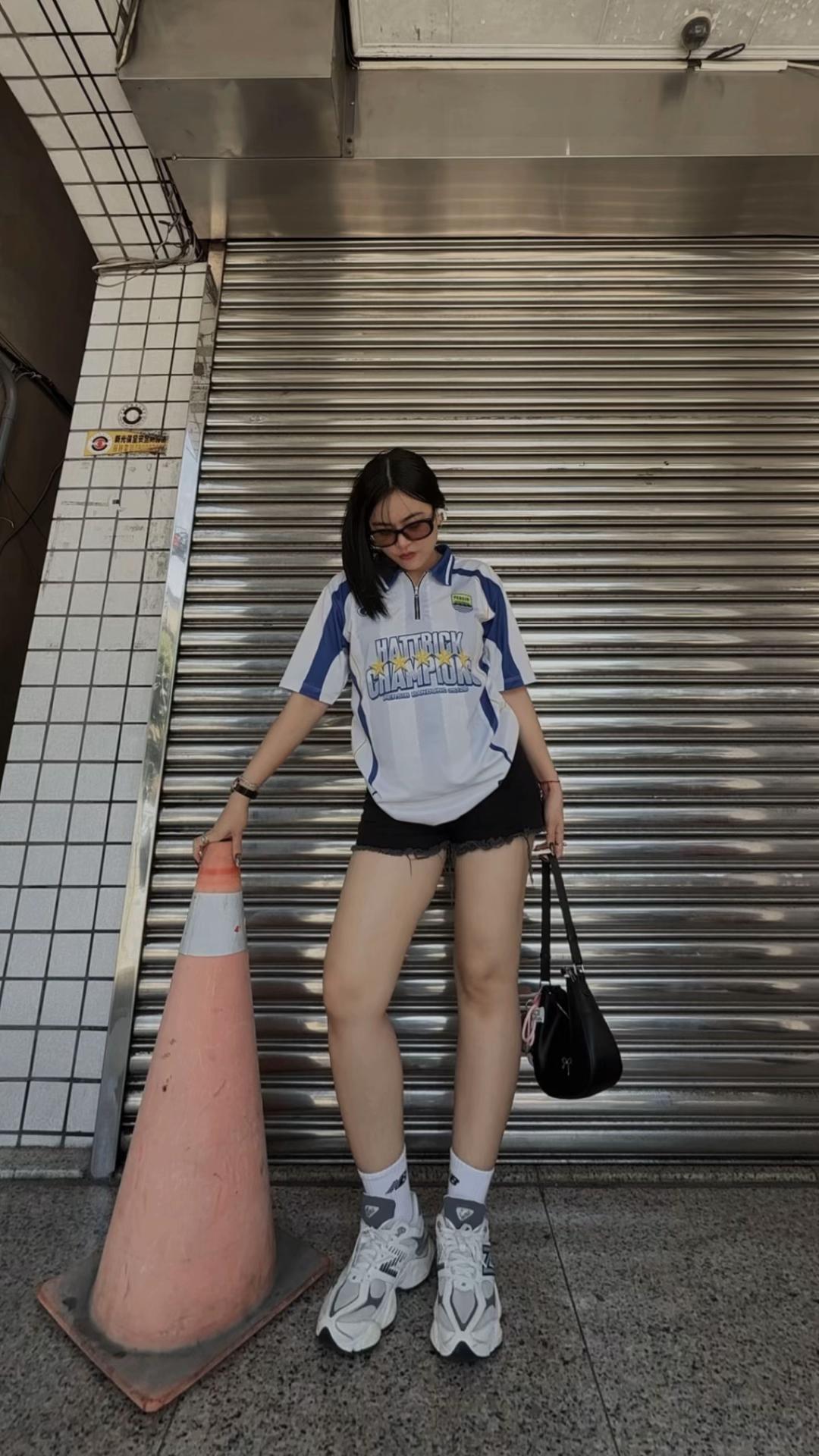 @J E J E🚷