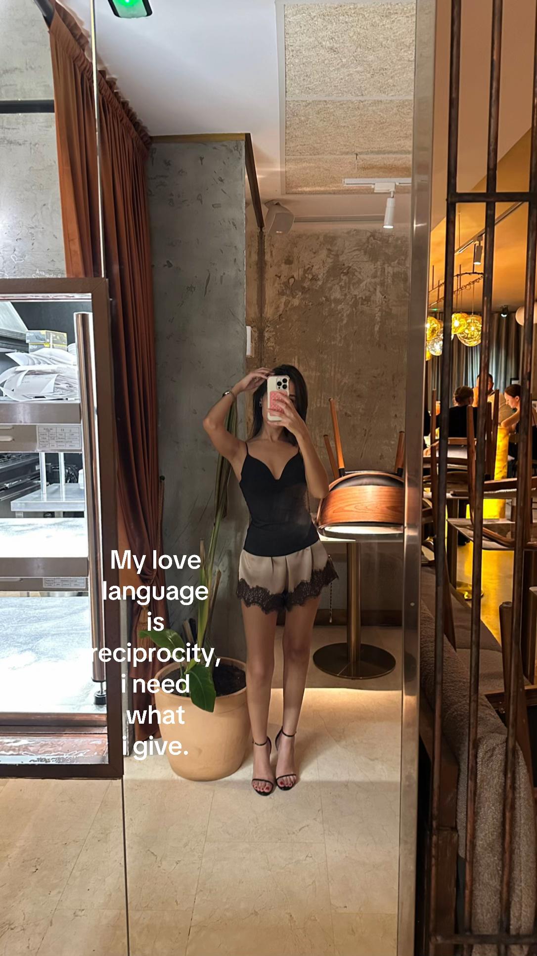 @petiteemuse