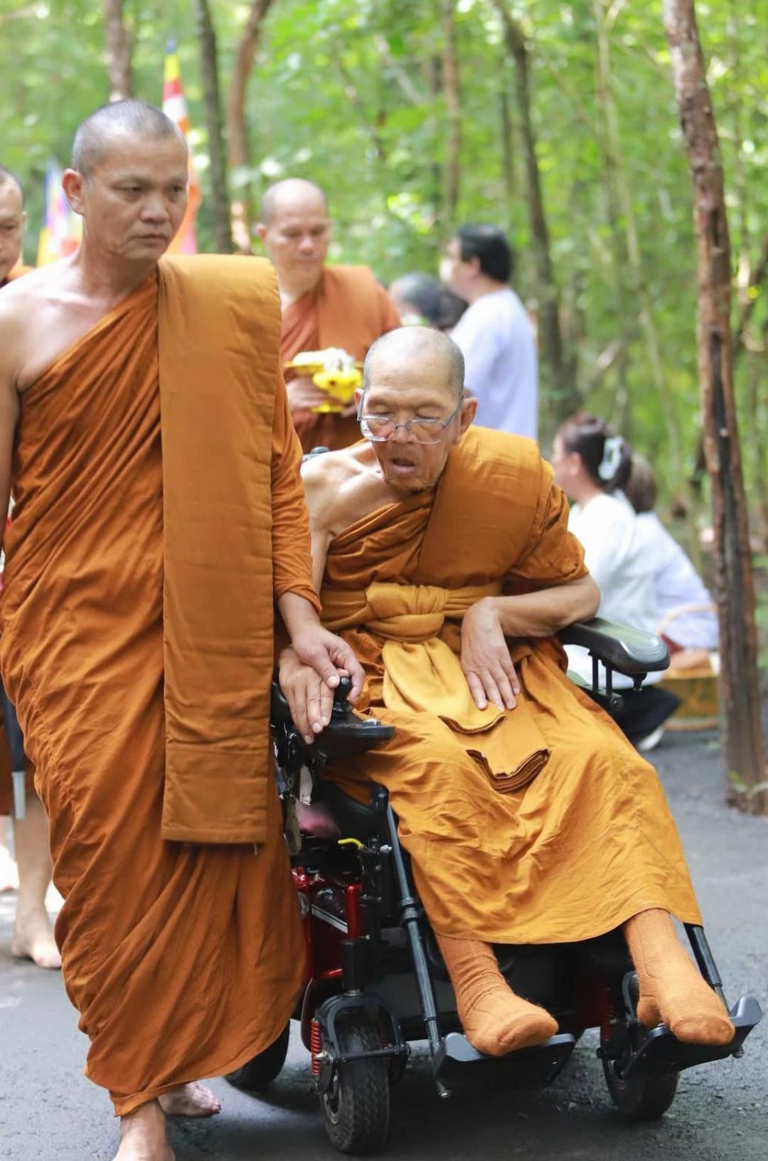 @ทองจันทร์ ศรีสุธรรม