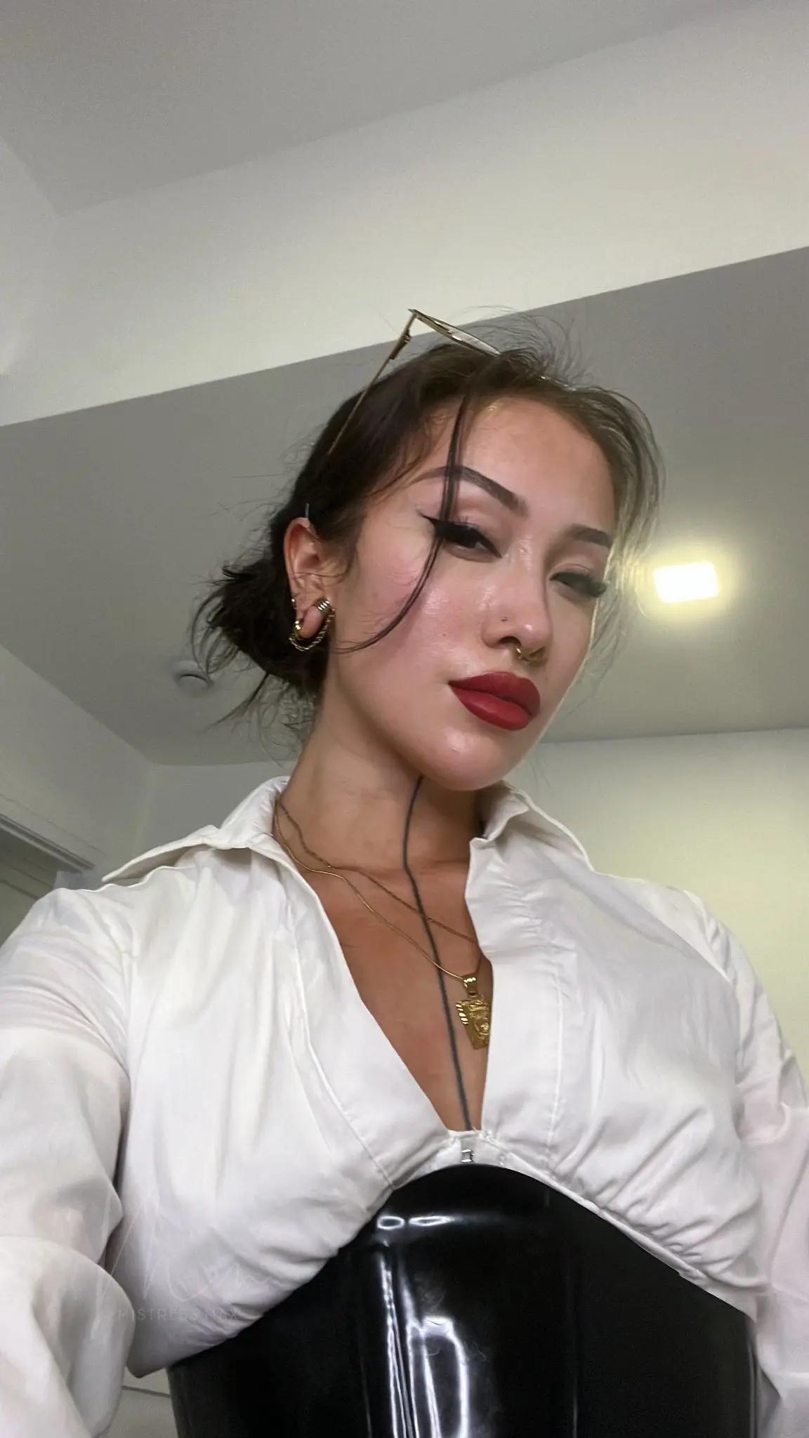 @mistress max