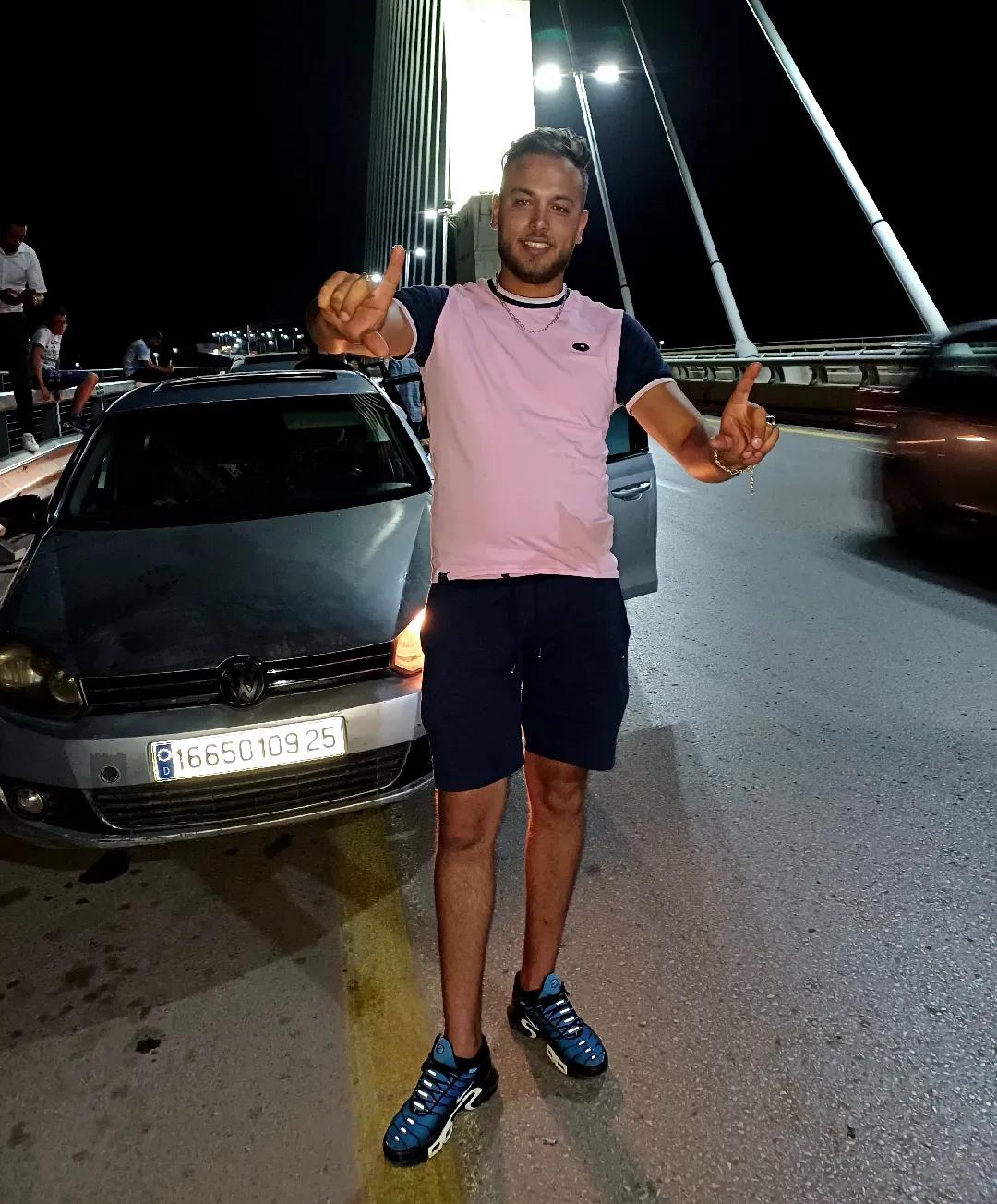 @kouķ&icirc; mịl&aelig;ń&oelig;
