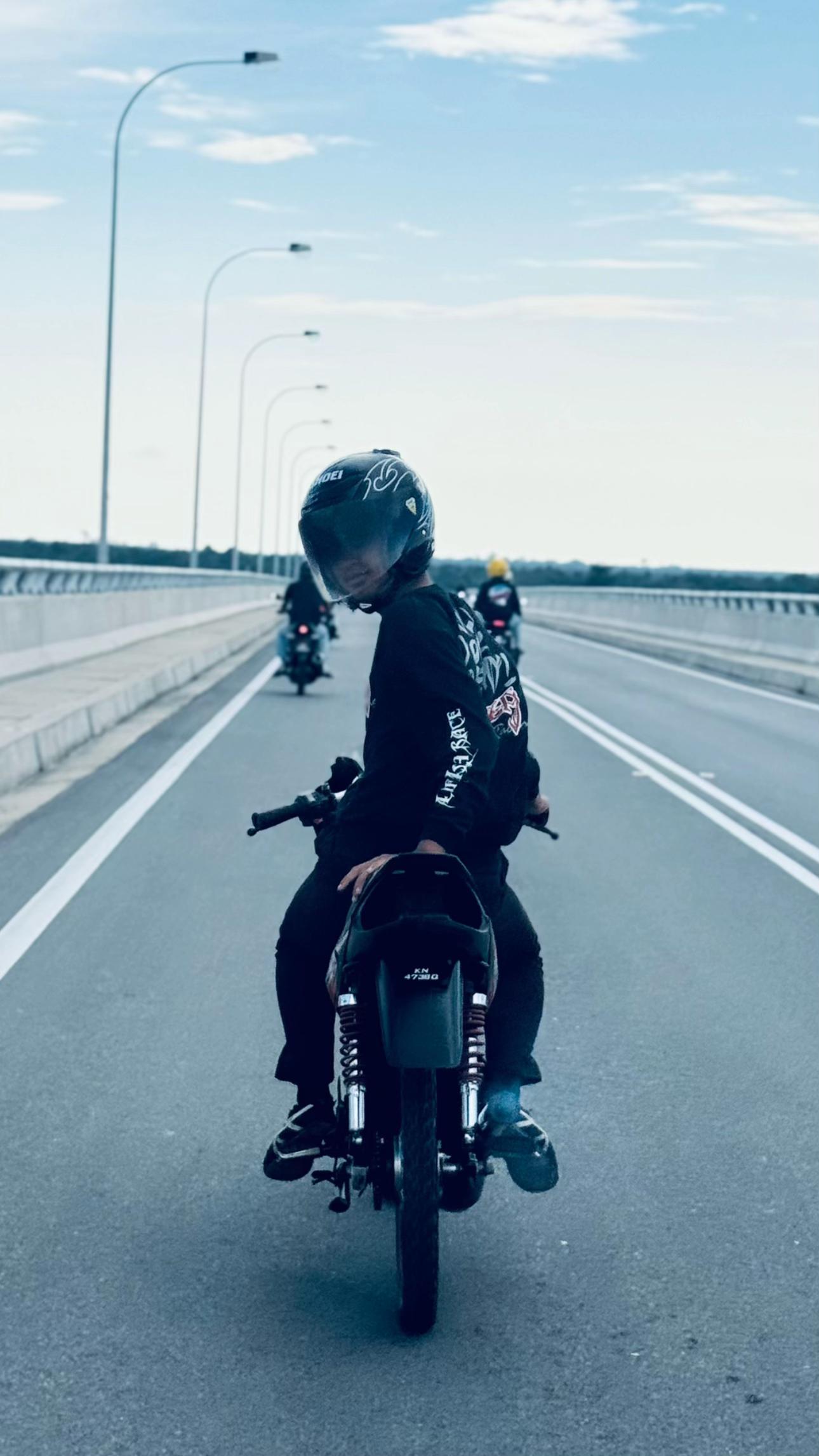 @𝒯
