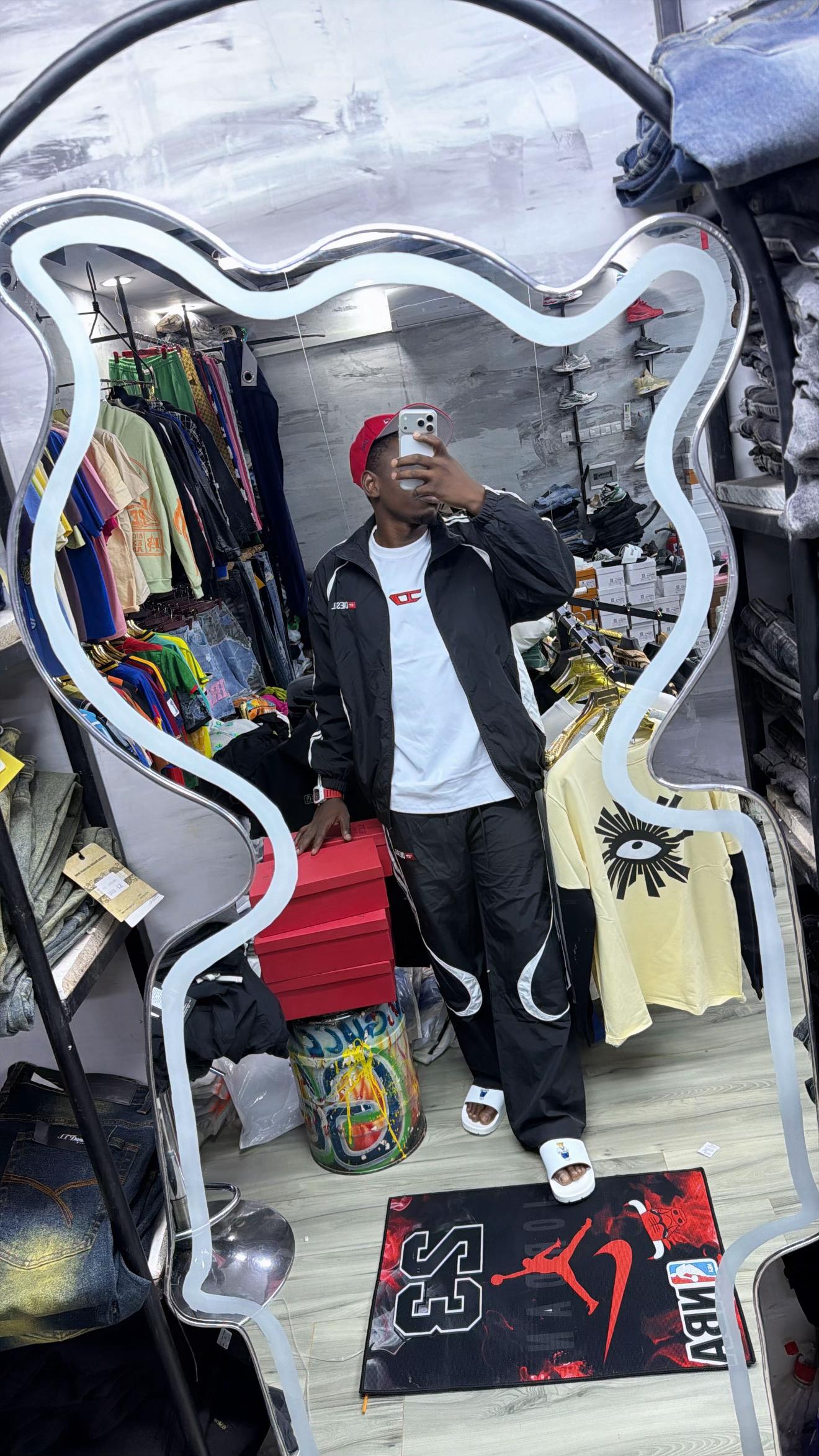 @La boutique No Fake House