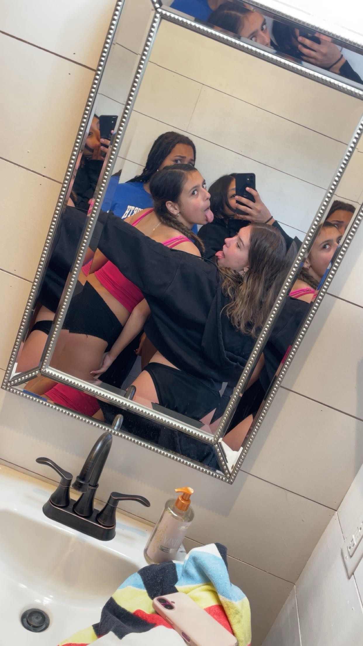 @ayvuh