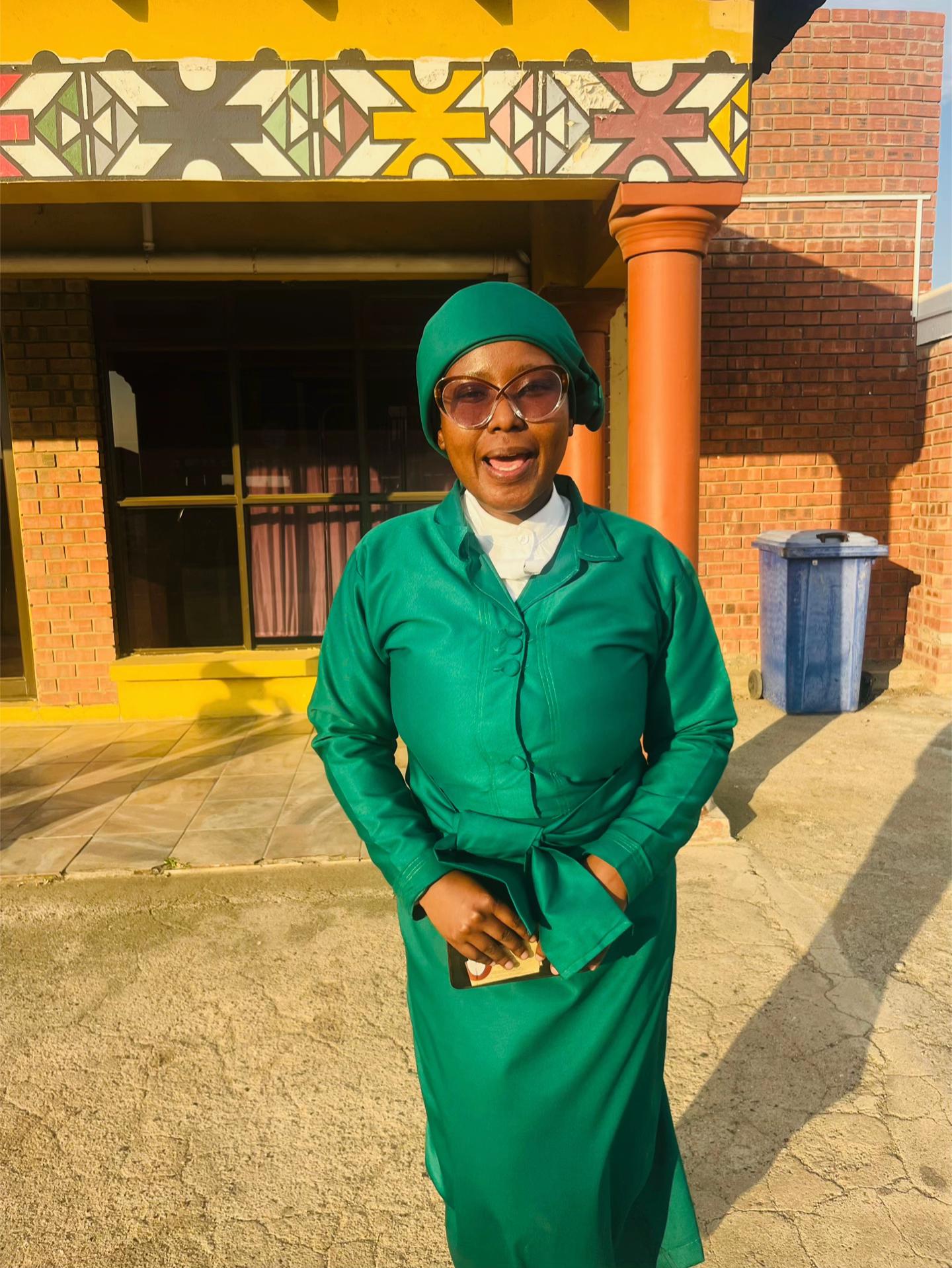 @Nomhlekhabo06