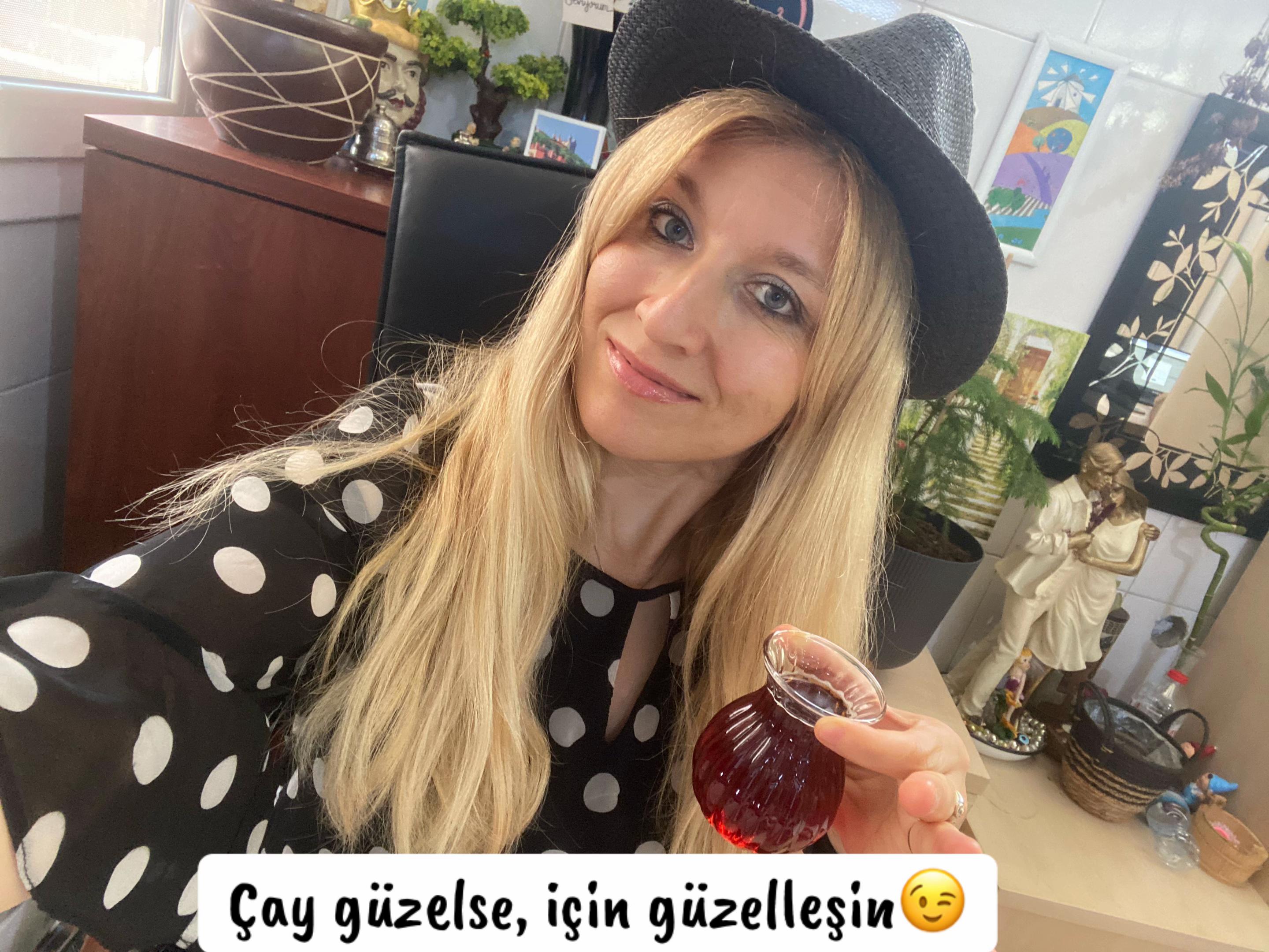 @Şapkalı Kadın