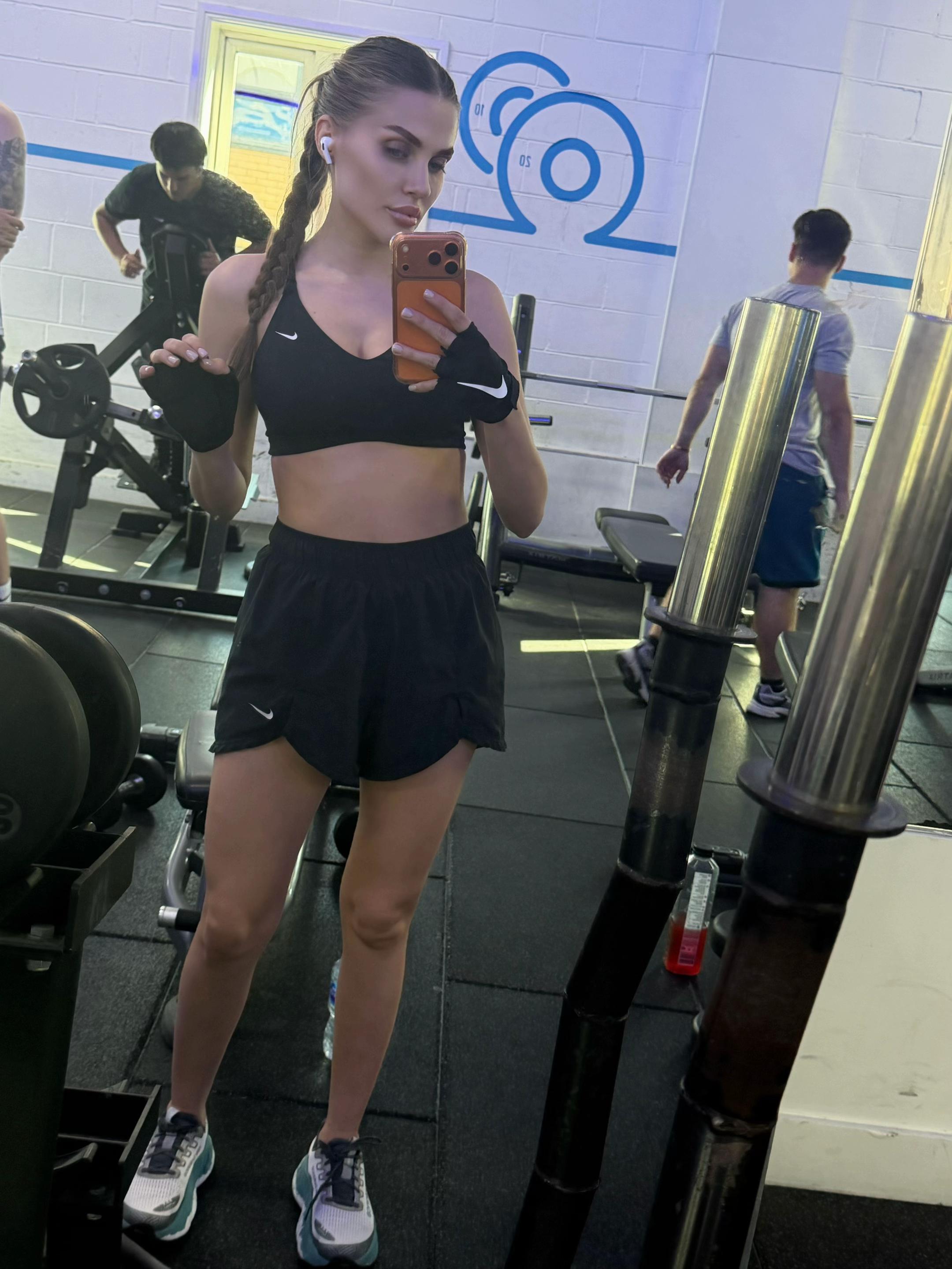 @Ella_001