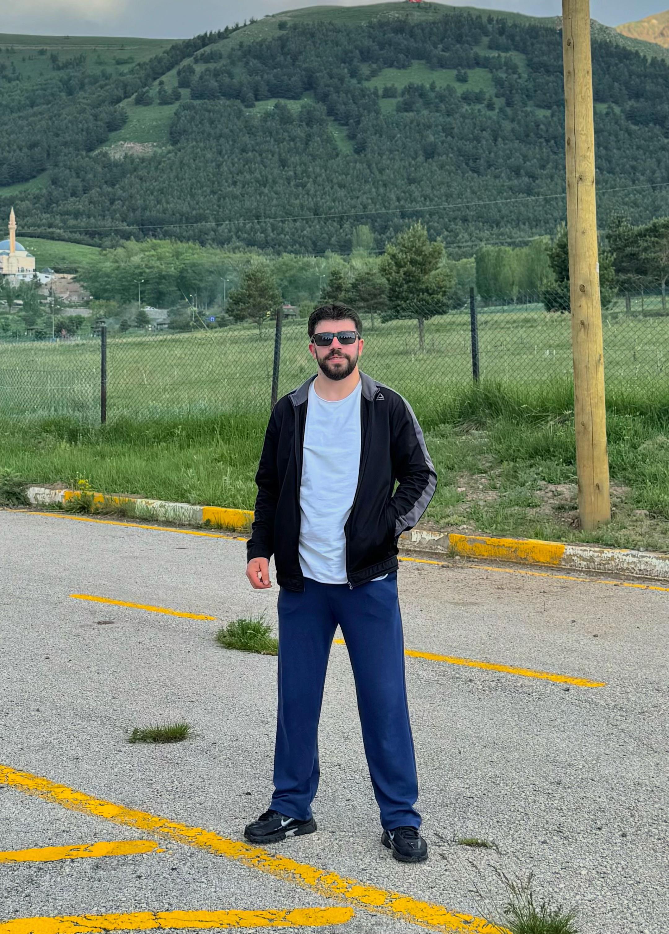 @&Ouml;mer Tekin