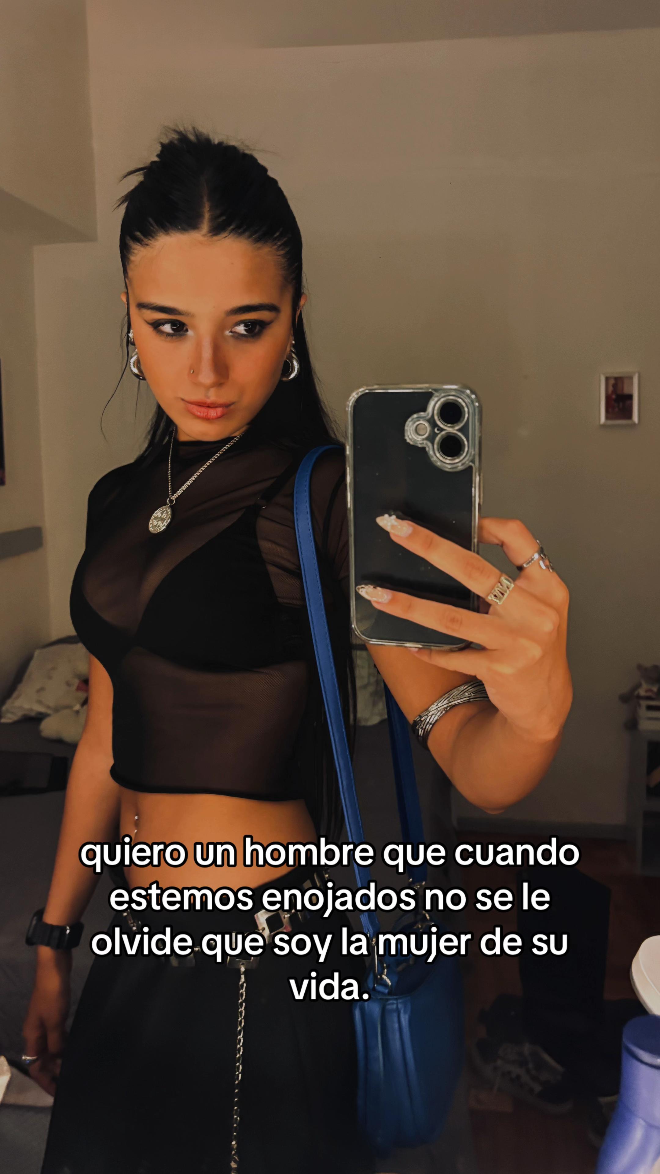 @𝒱𝒶𝓁𝓊 🖤