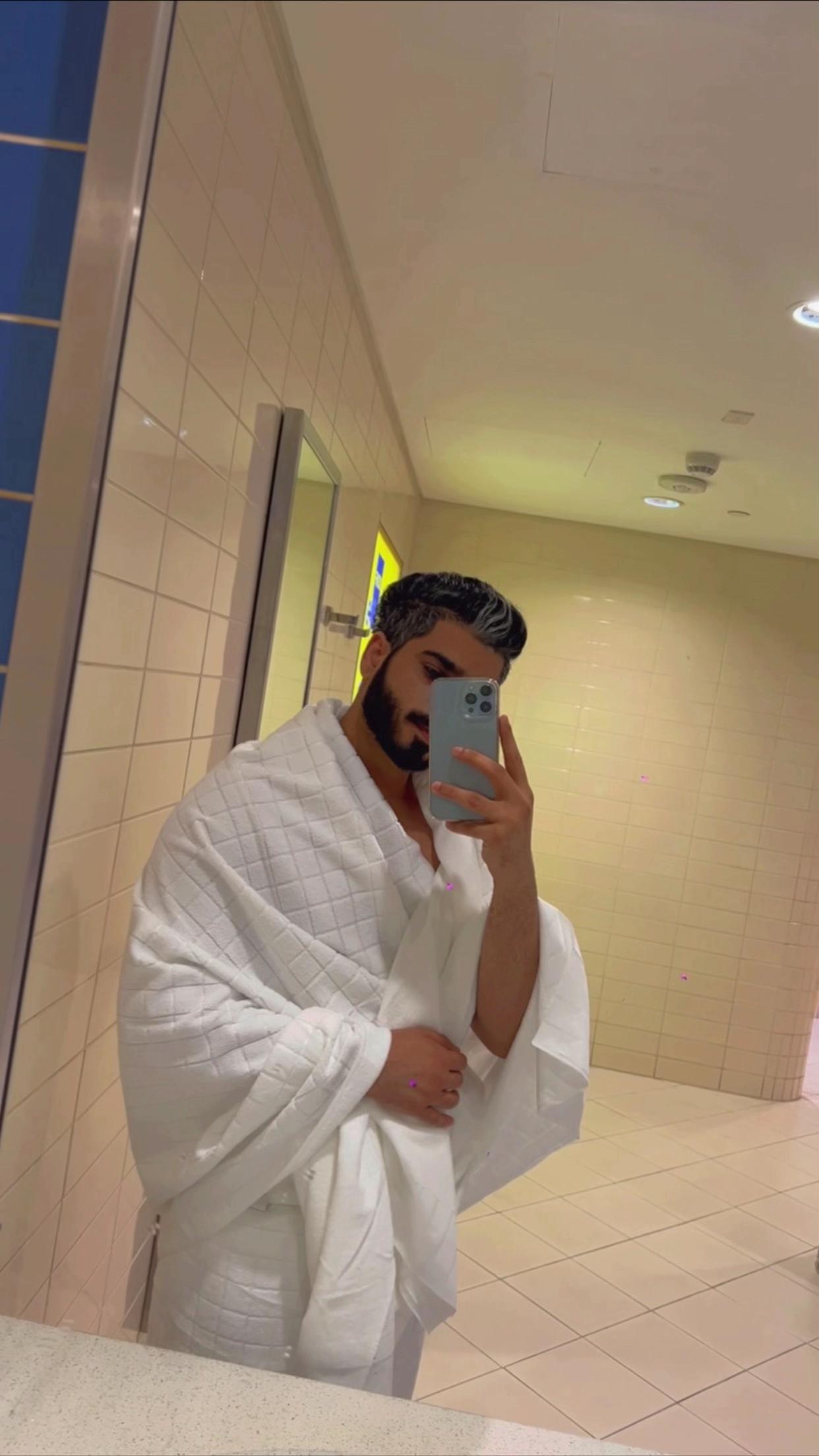 @٣