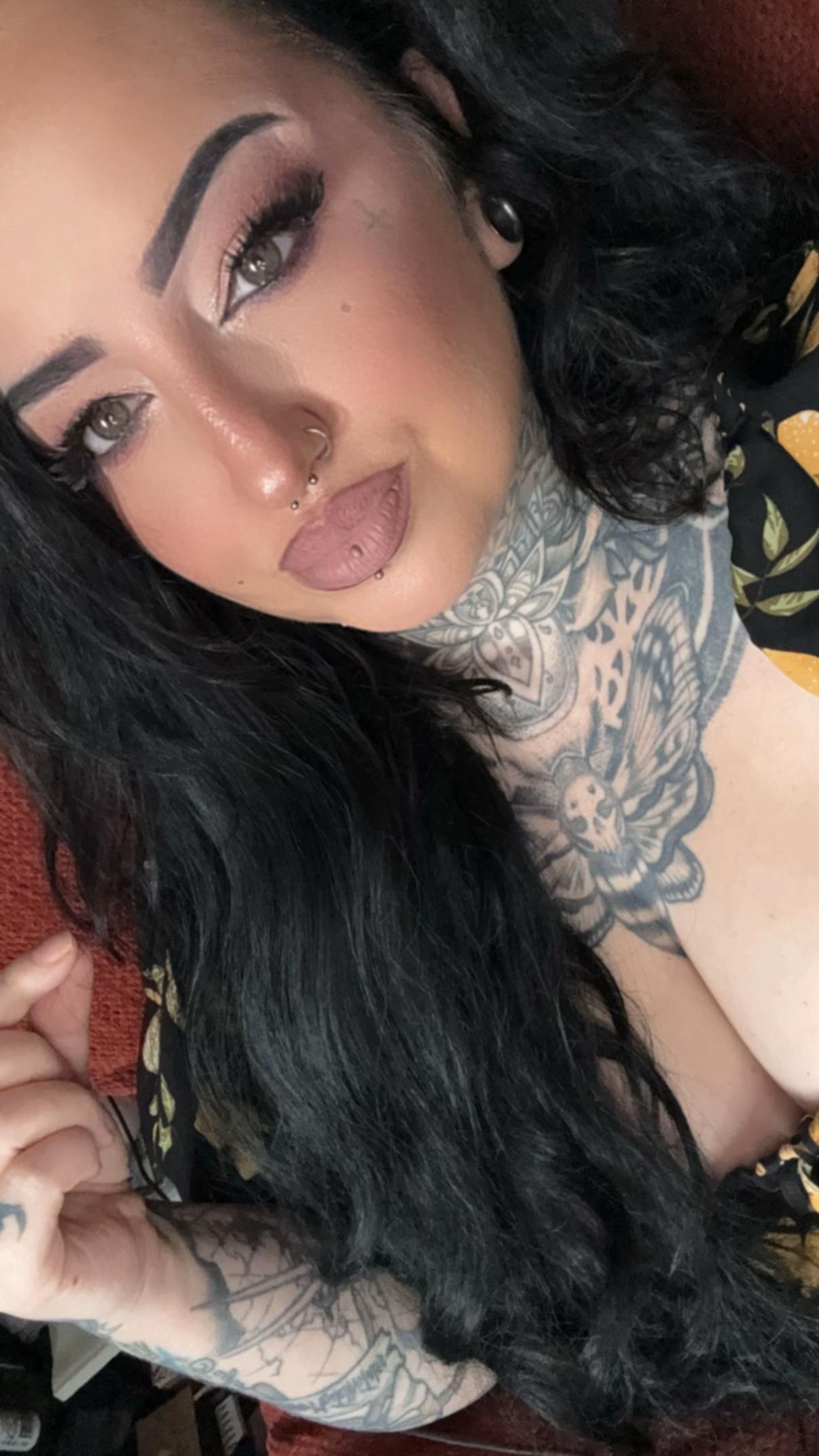 @carly_laydeeC 🎃 🖤 🤠