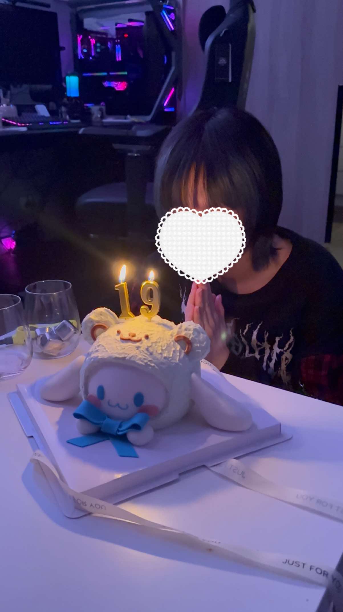 @にこ