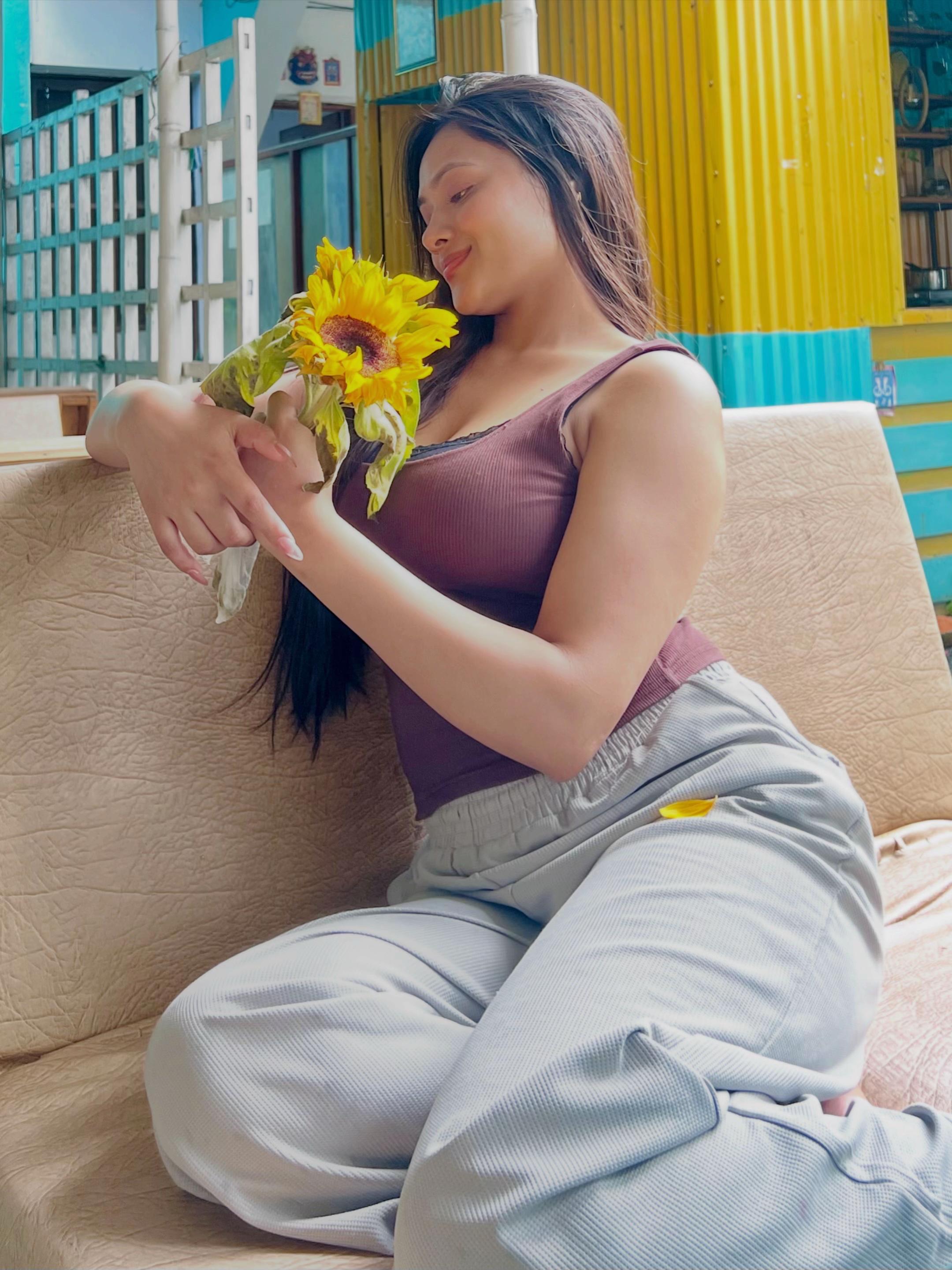 @<D>