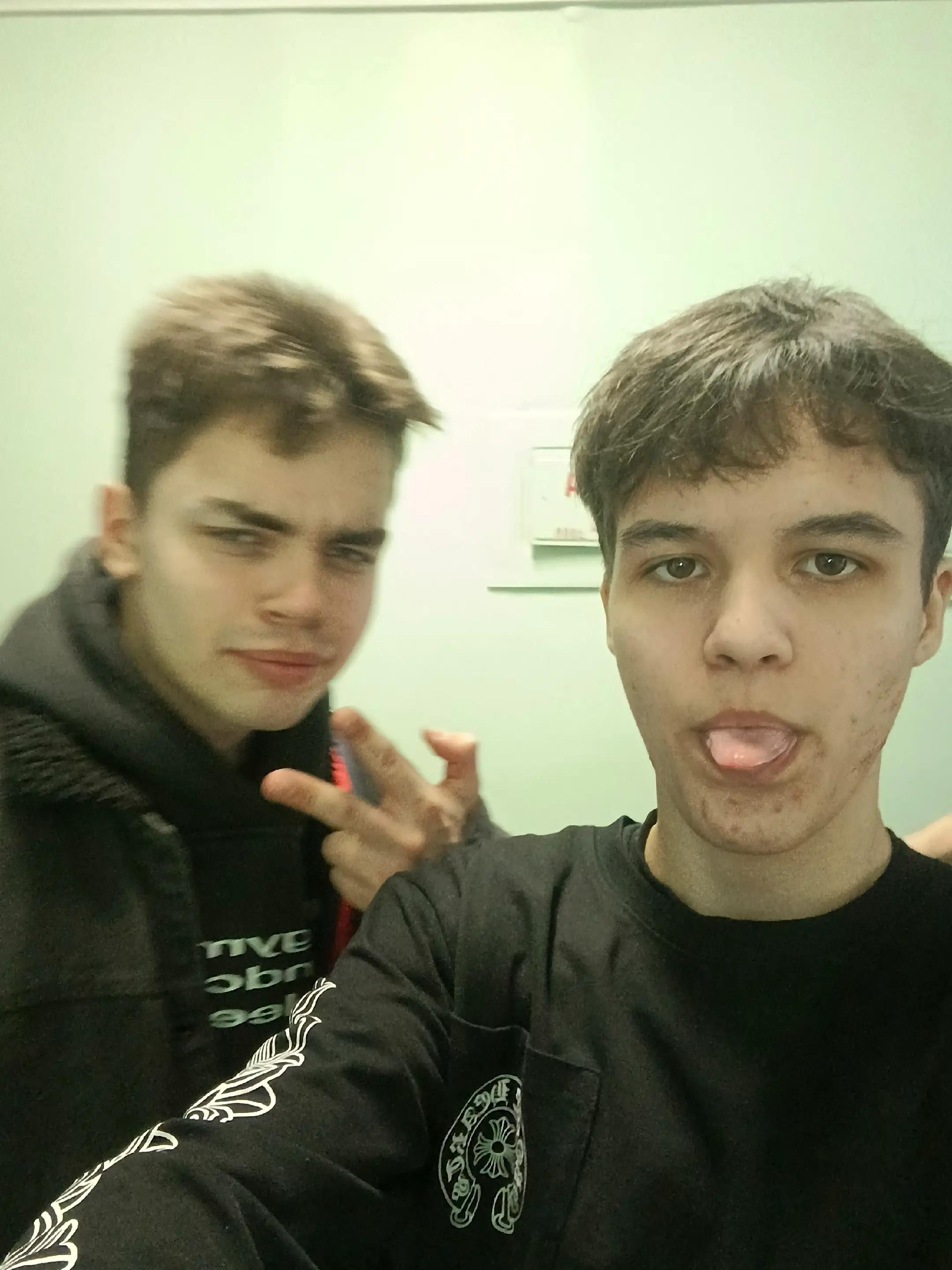 @<
