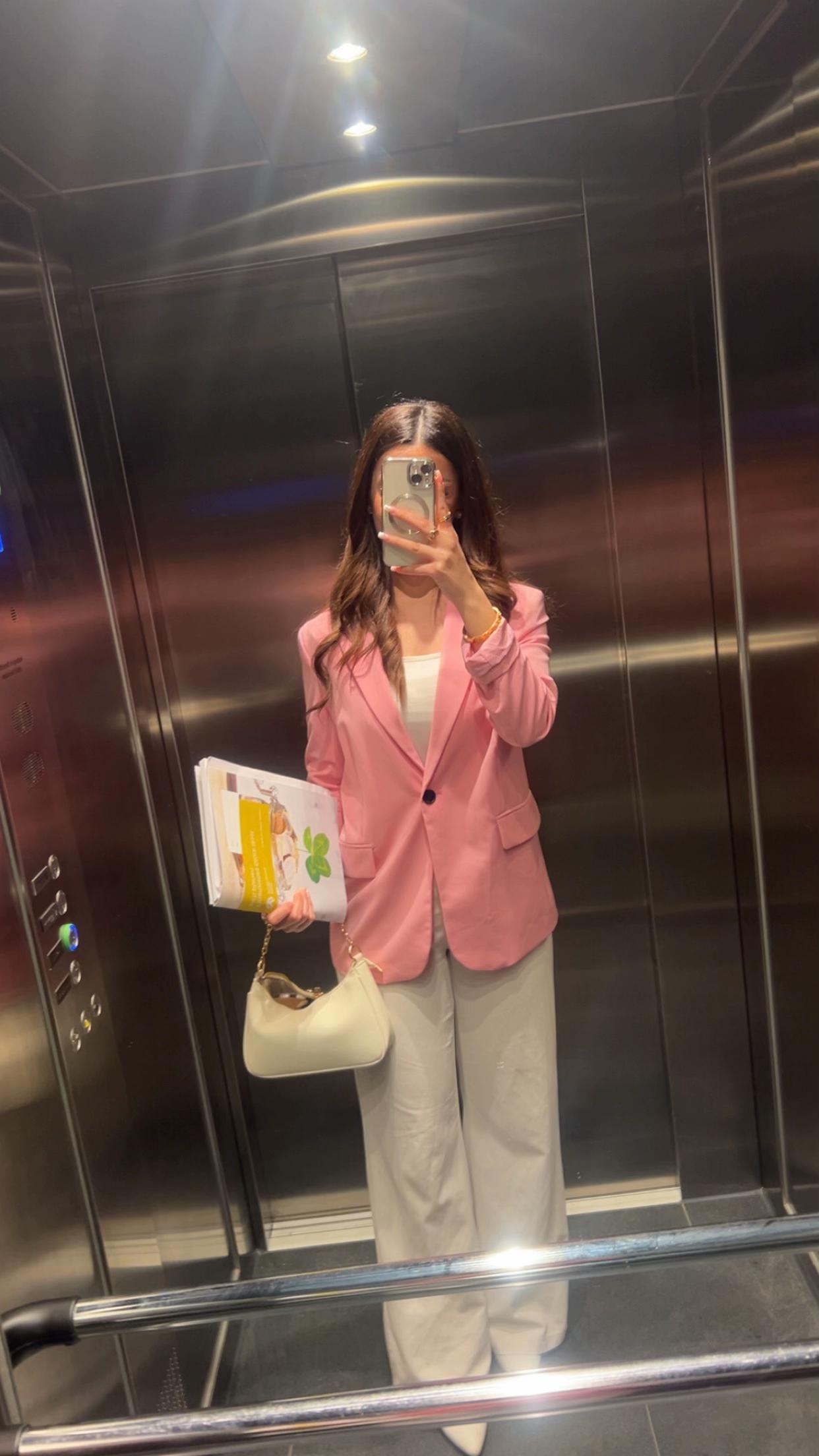 @𝐄