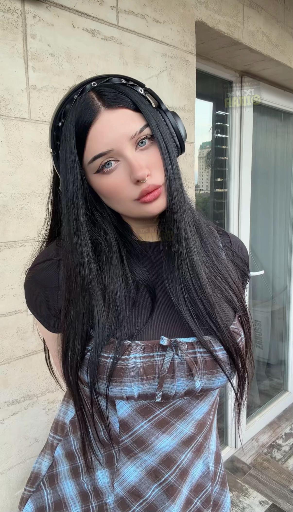 @Sasha Gromova