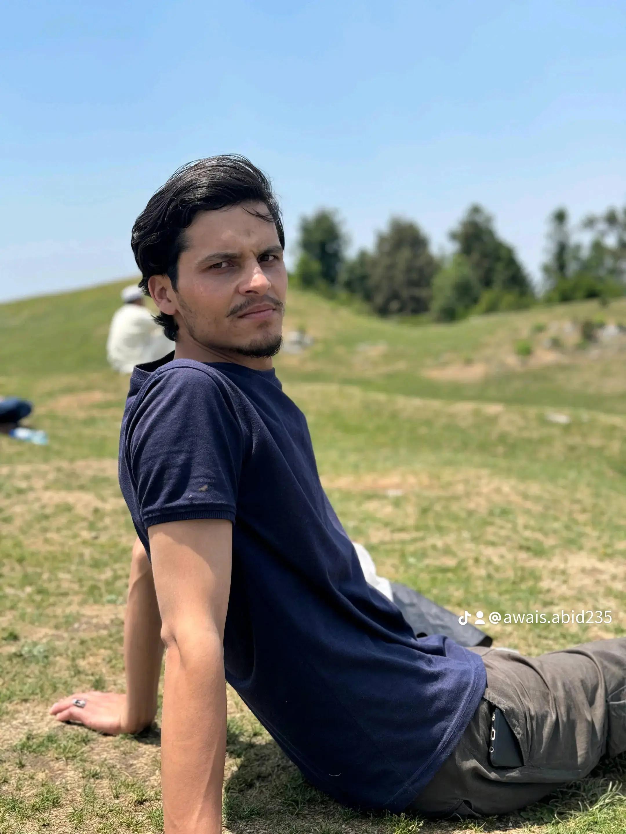 @MR. AWAIS🎤🎻🎧🎸