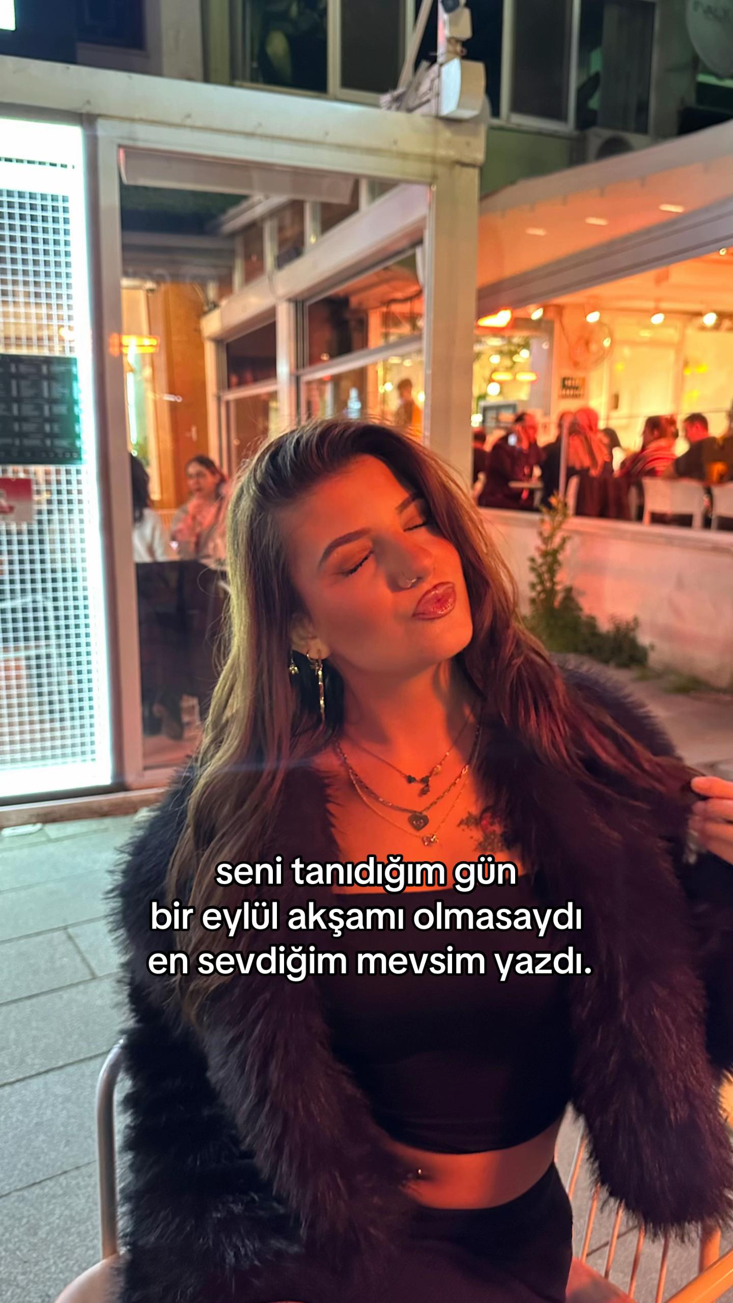 @Azra Eşref