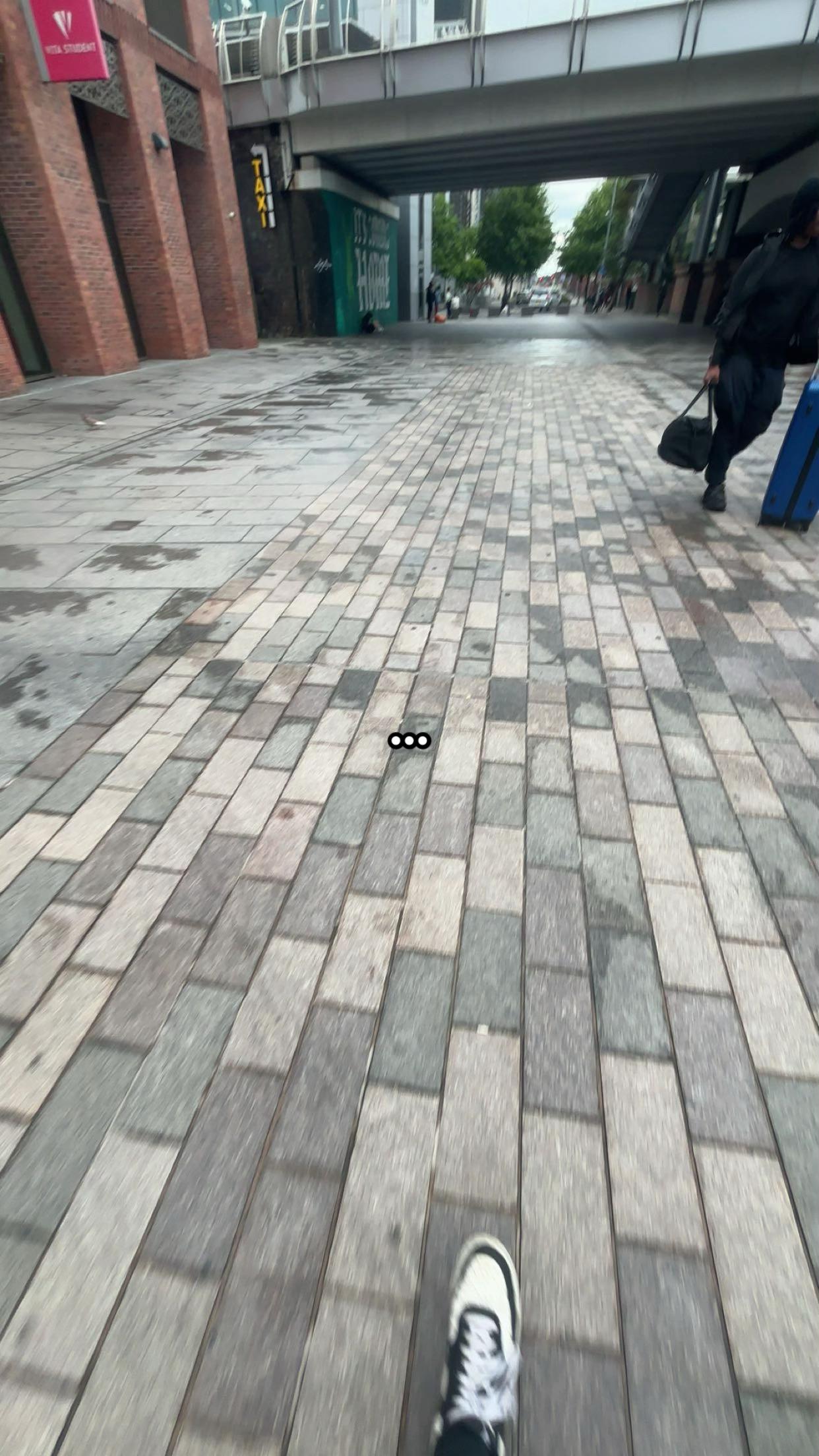 @⃟