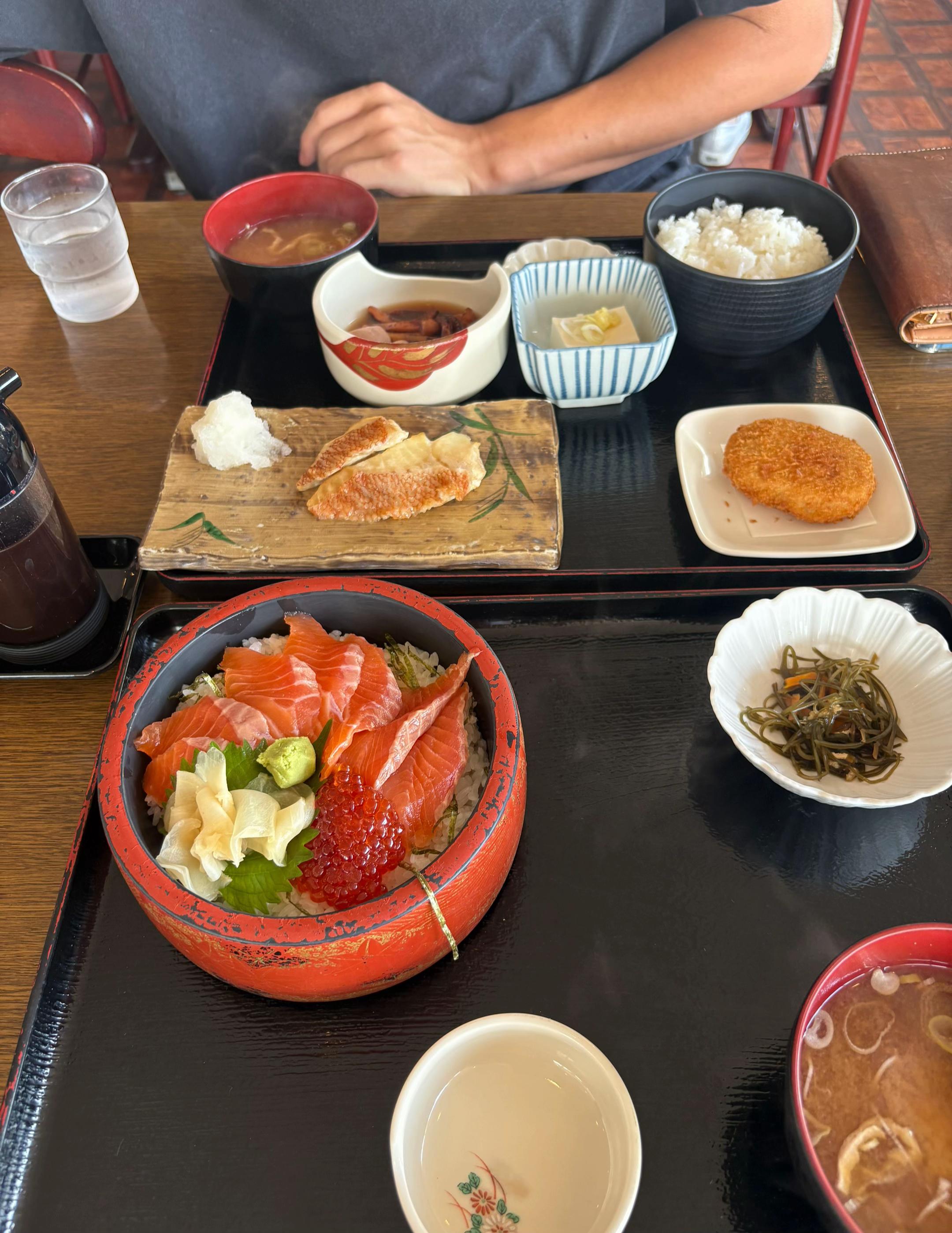 @しの