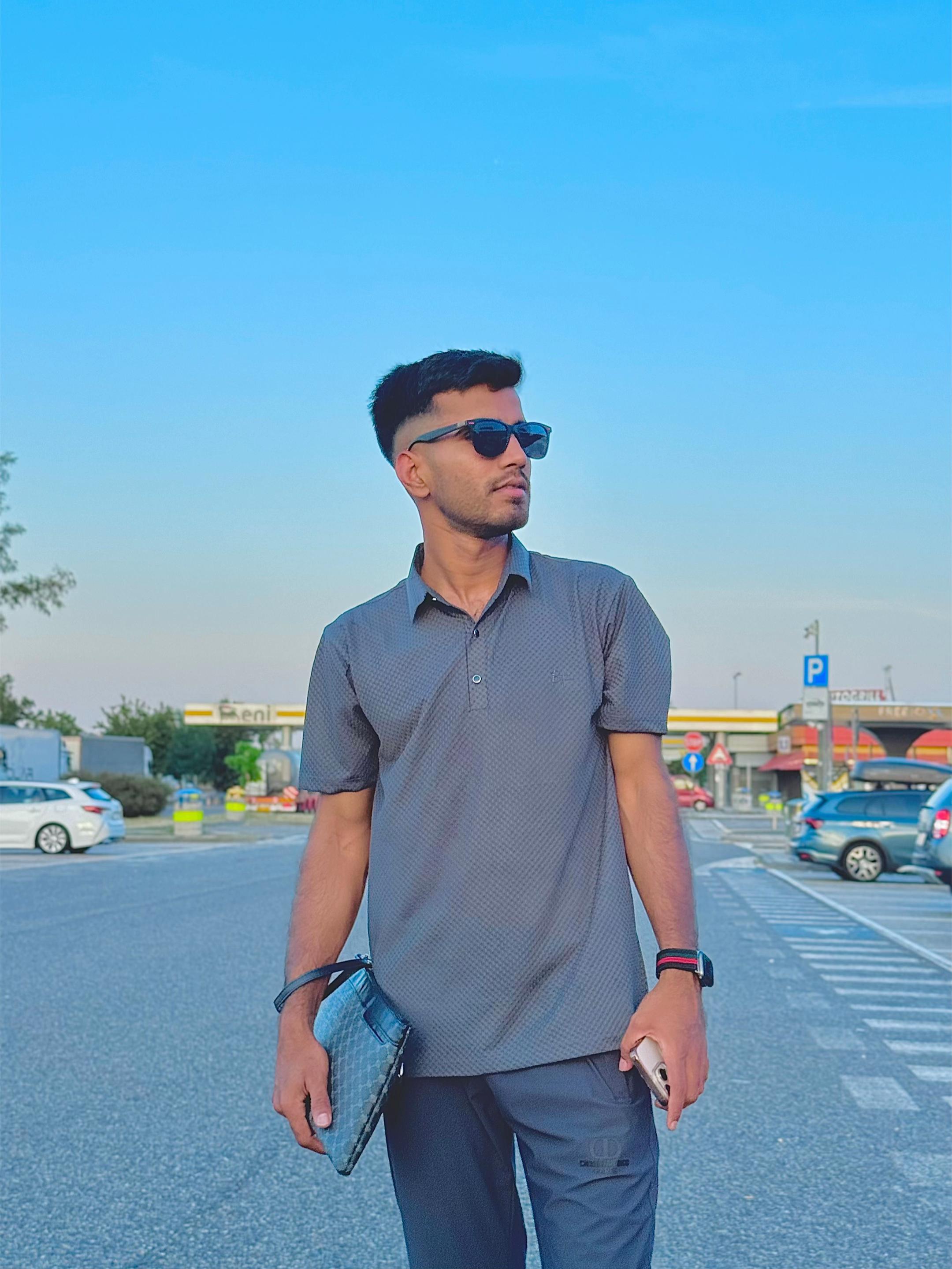 @SARFRAZ 🥀🖤
