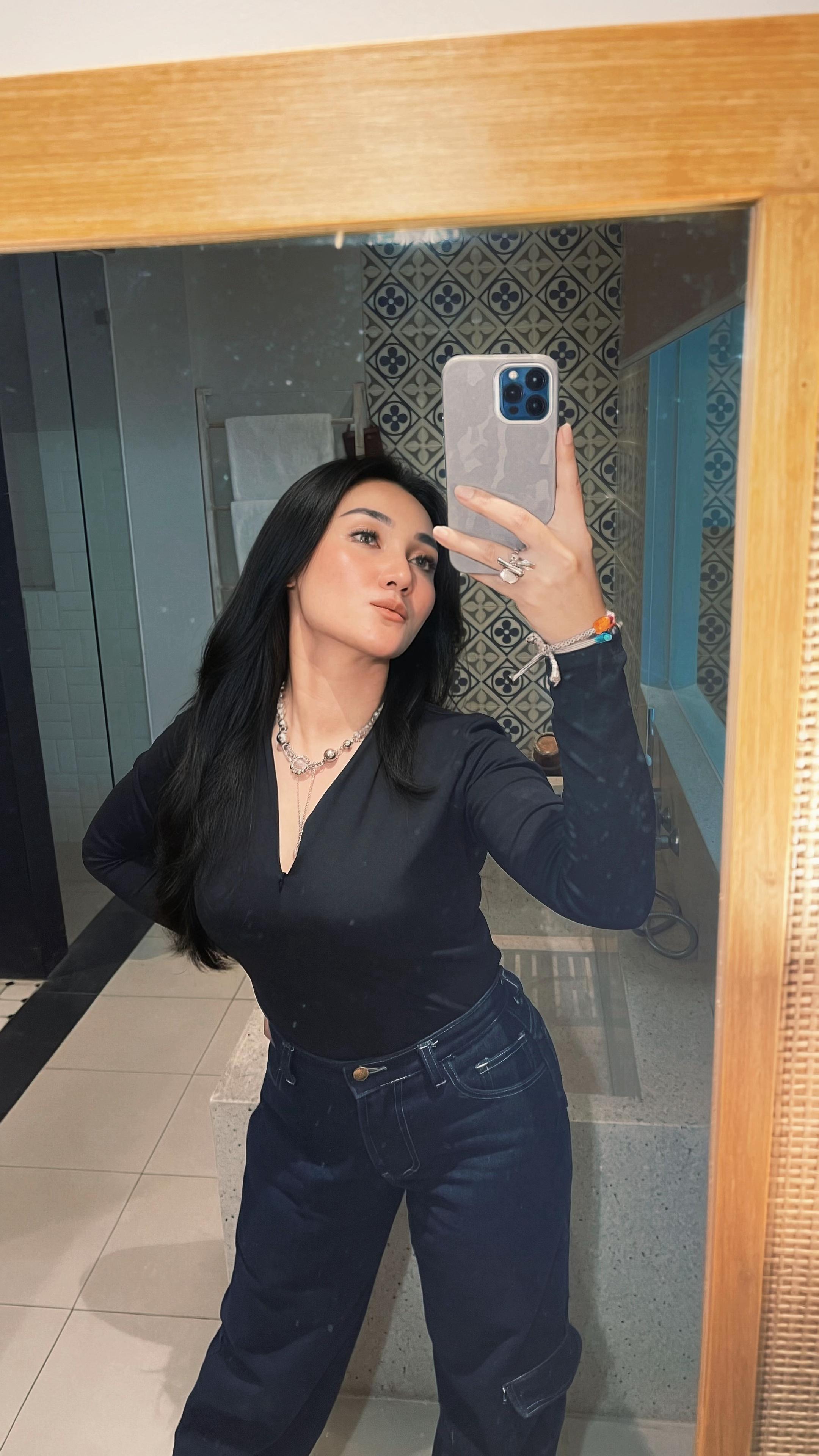 @𝐑 𝐕 🧜🏻&zwj;♀️