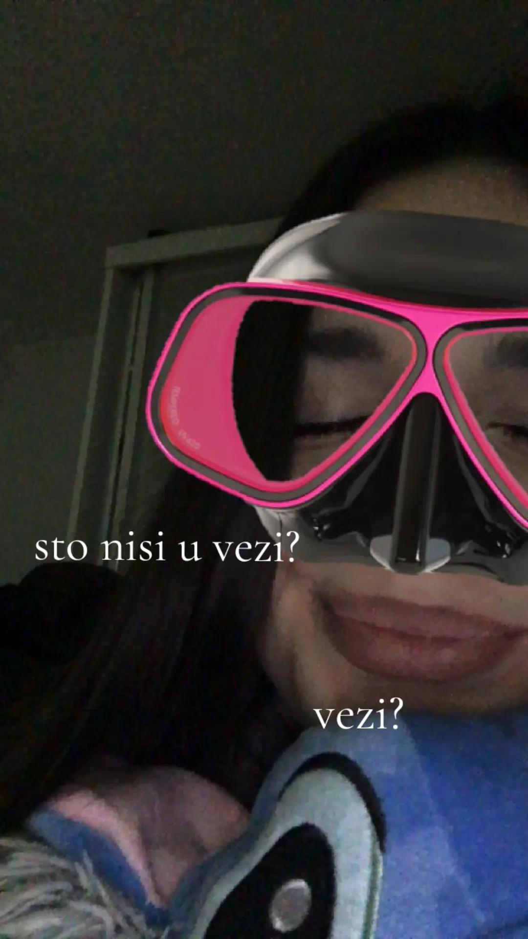 @𝐄