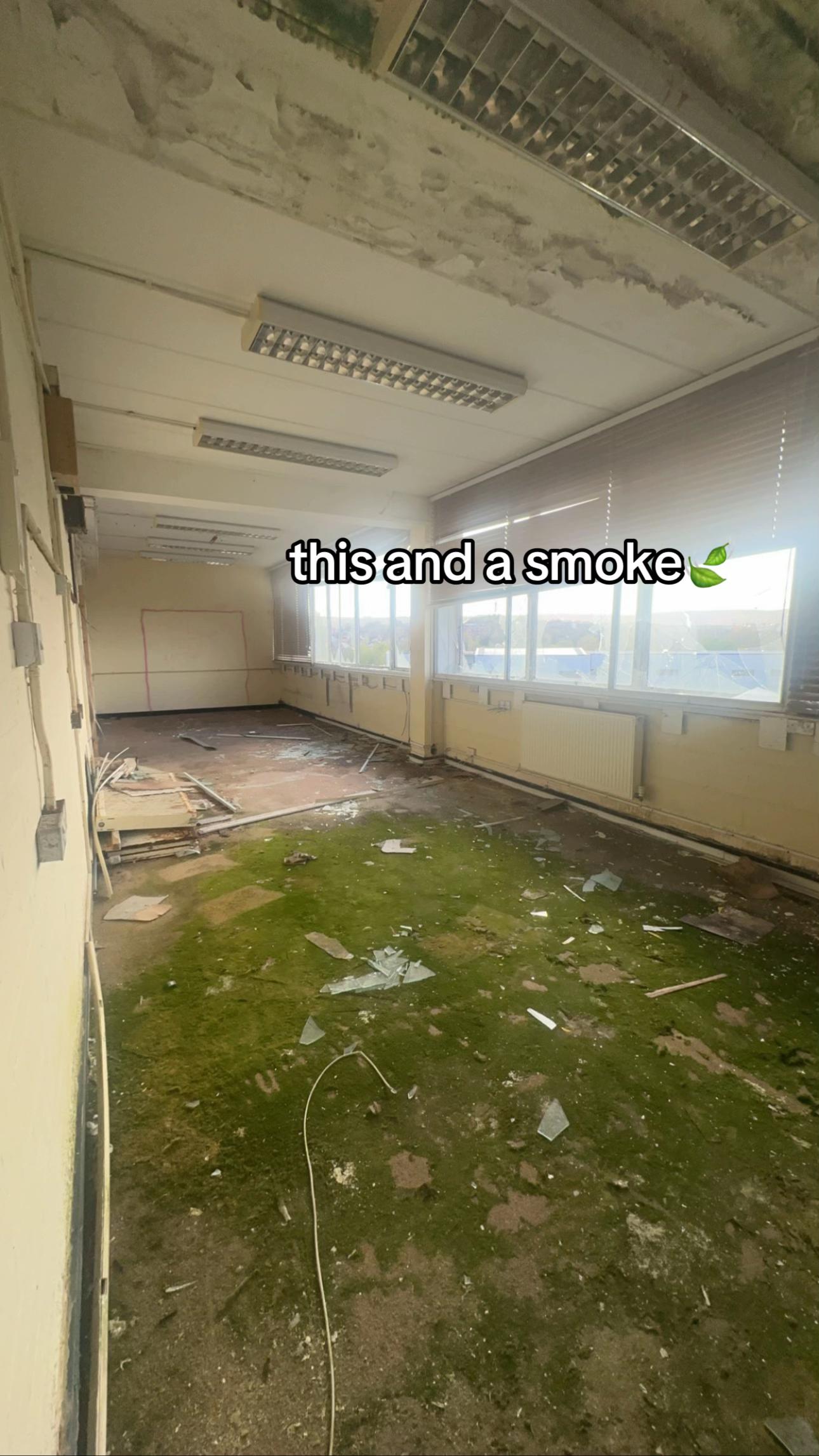 @🏚️