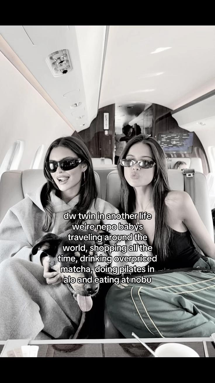 @𝐄