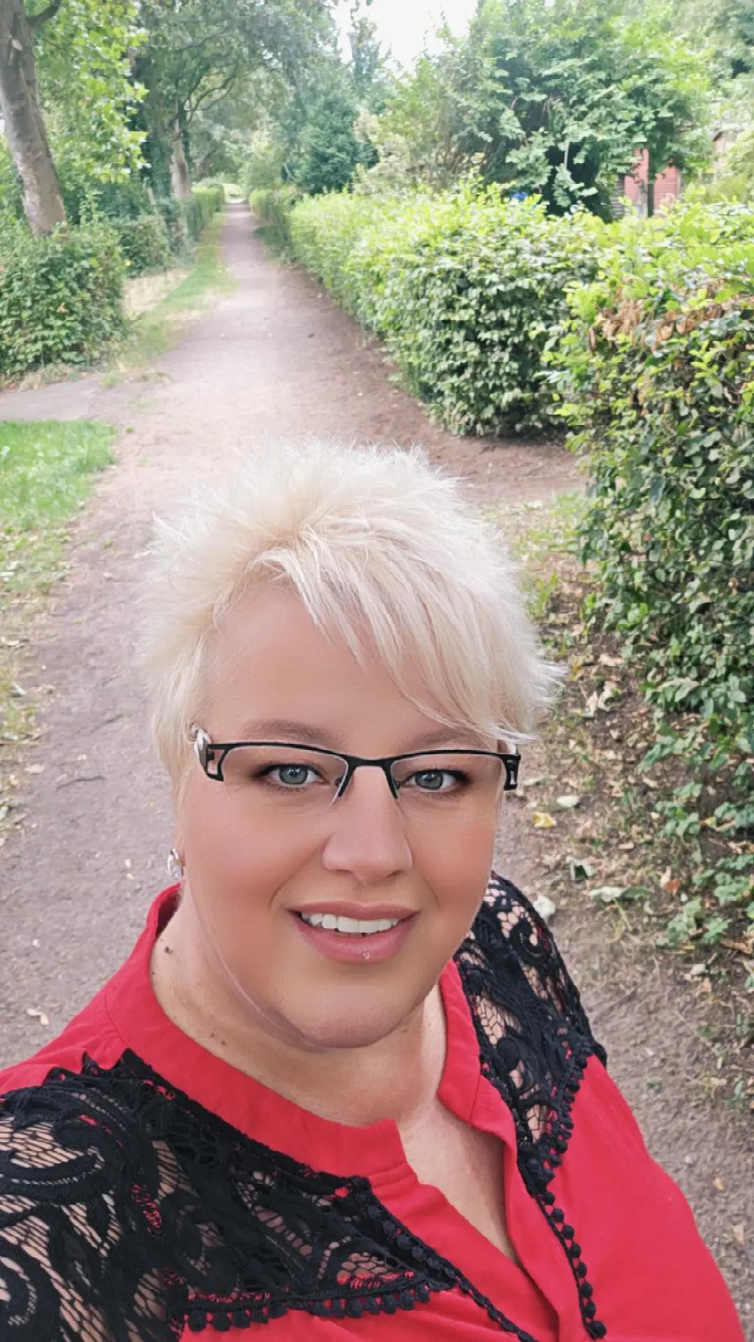 @Lady in Red ⚘️