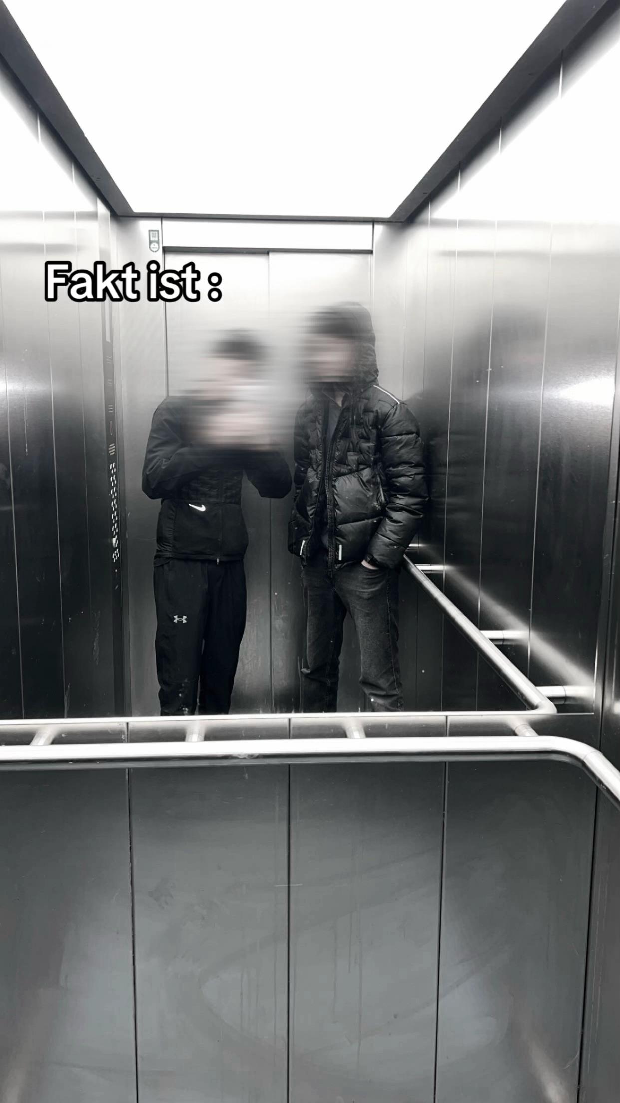 @⃟