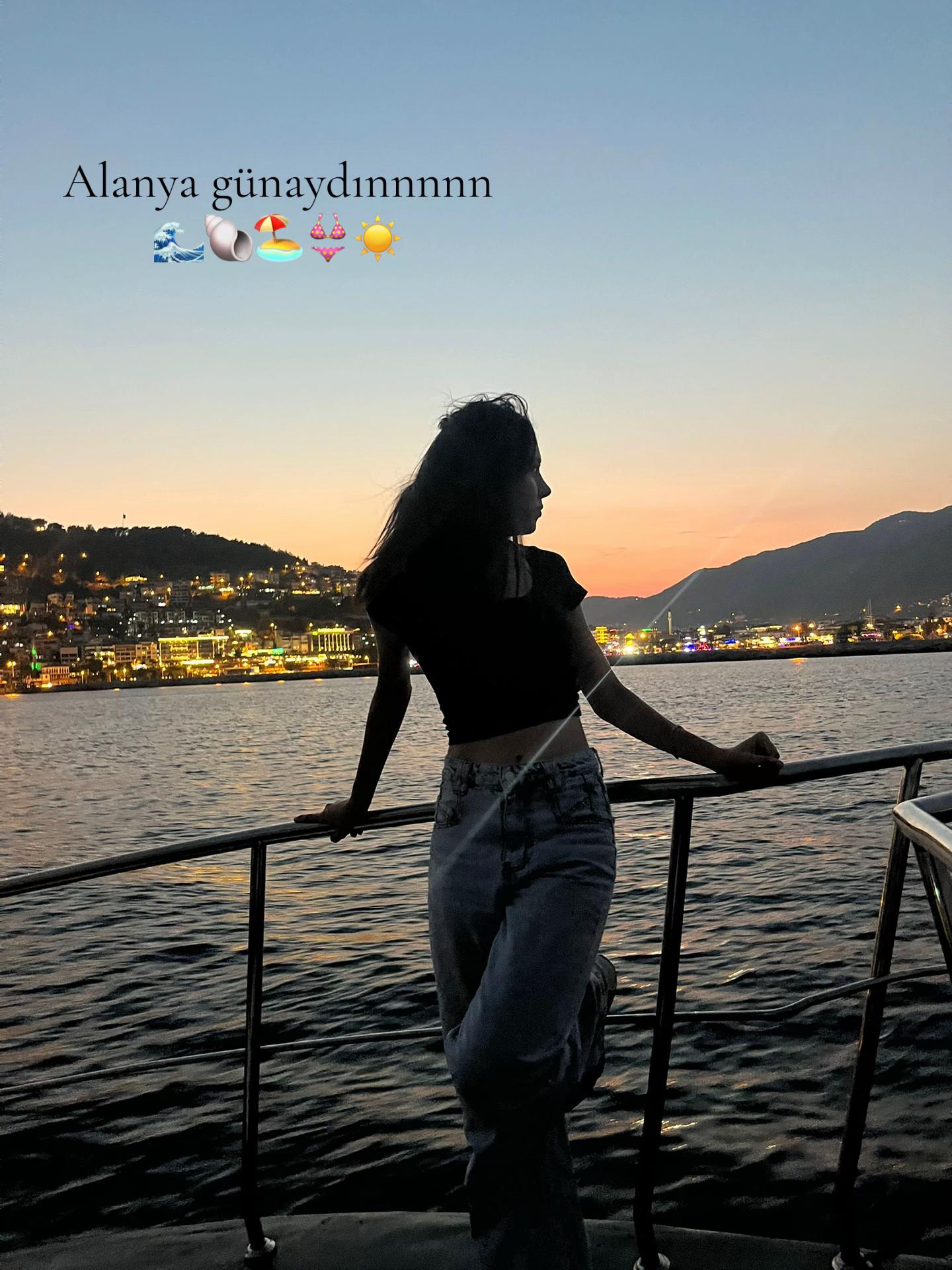 @NUR🪭🐚🌊🐬