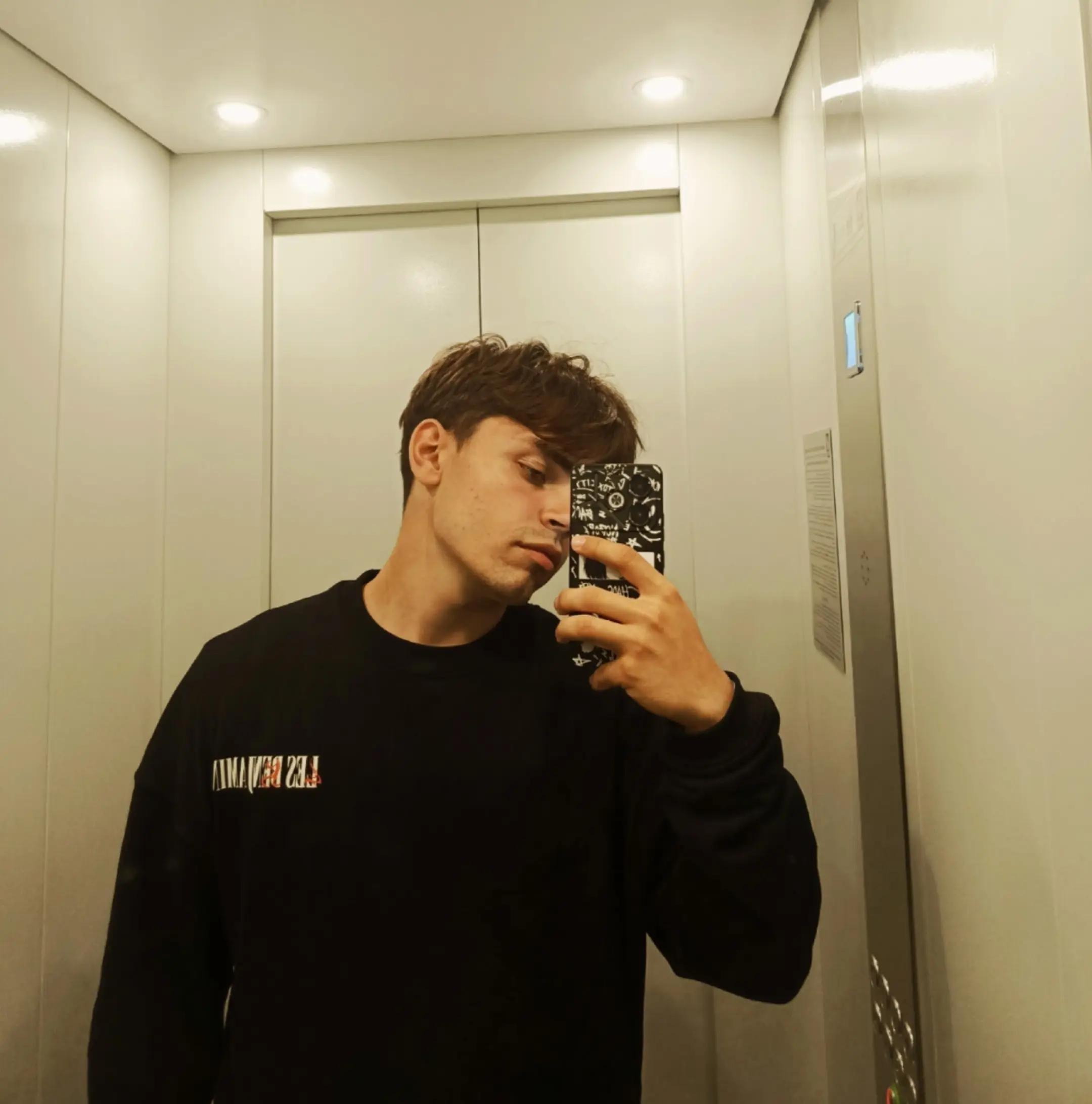 @<