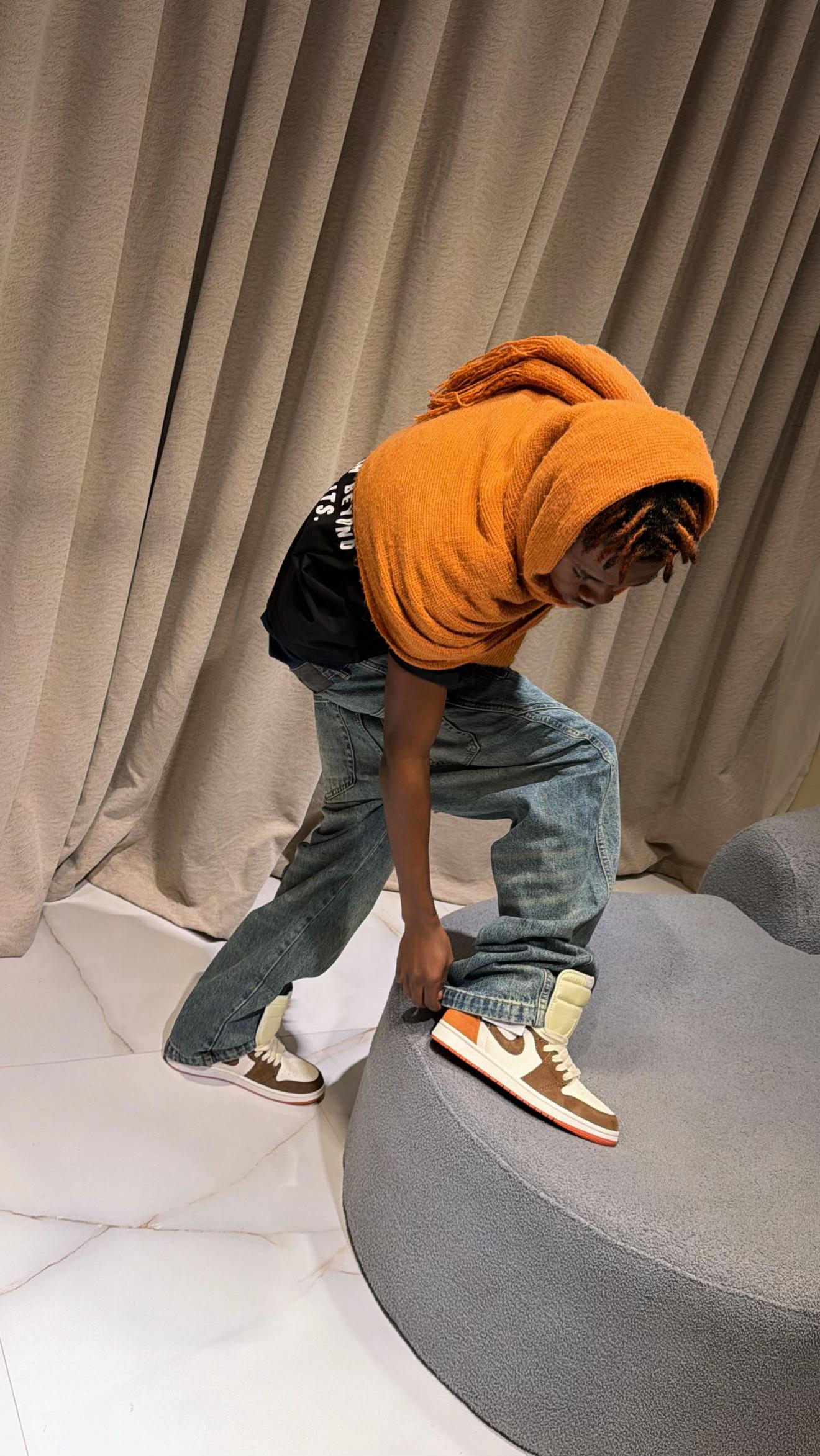 @🦍