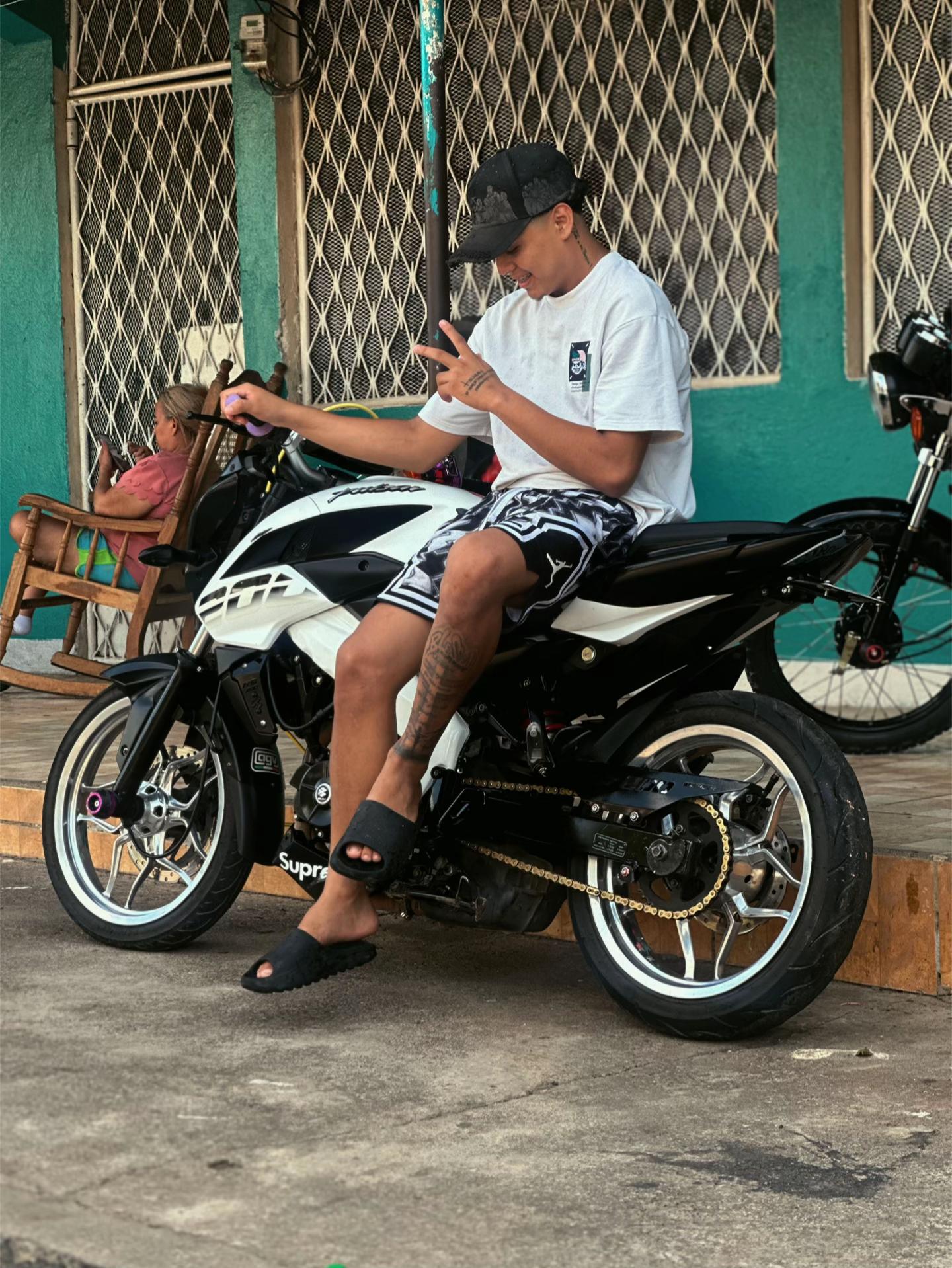 @L U I S ⋆