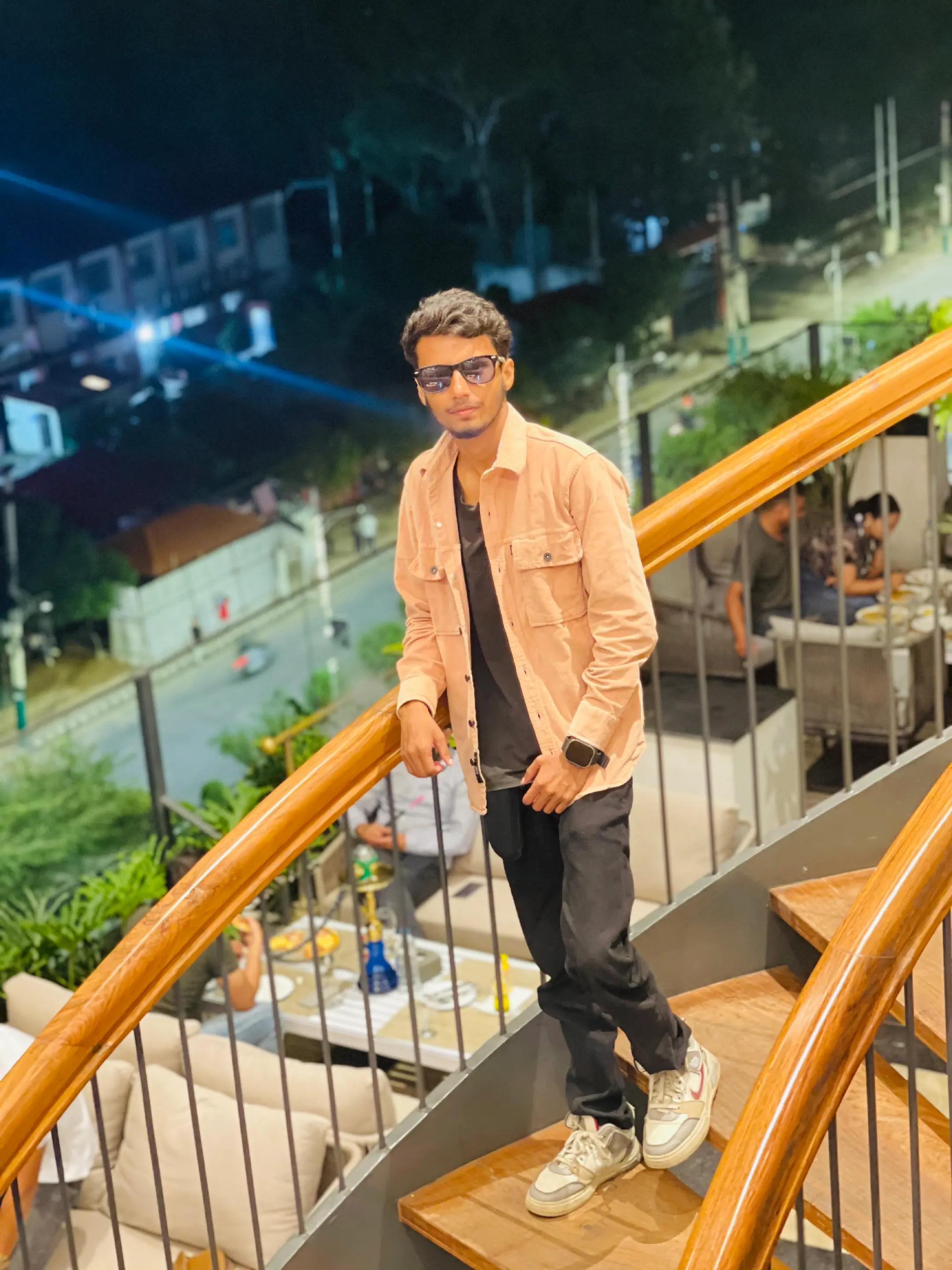 @ऋ_shi - -💥💫🖤