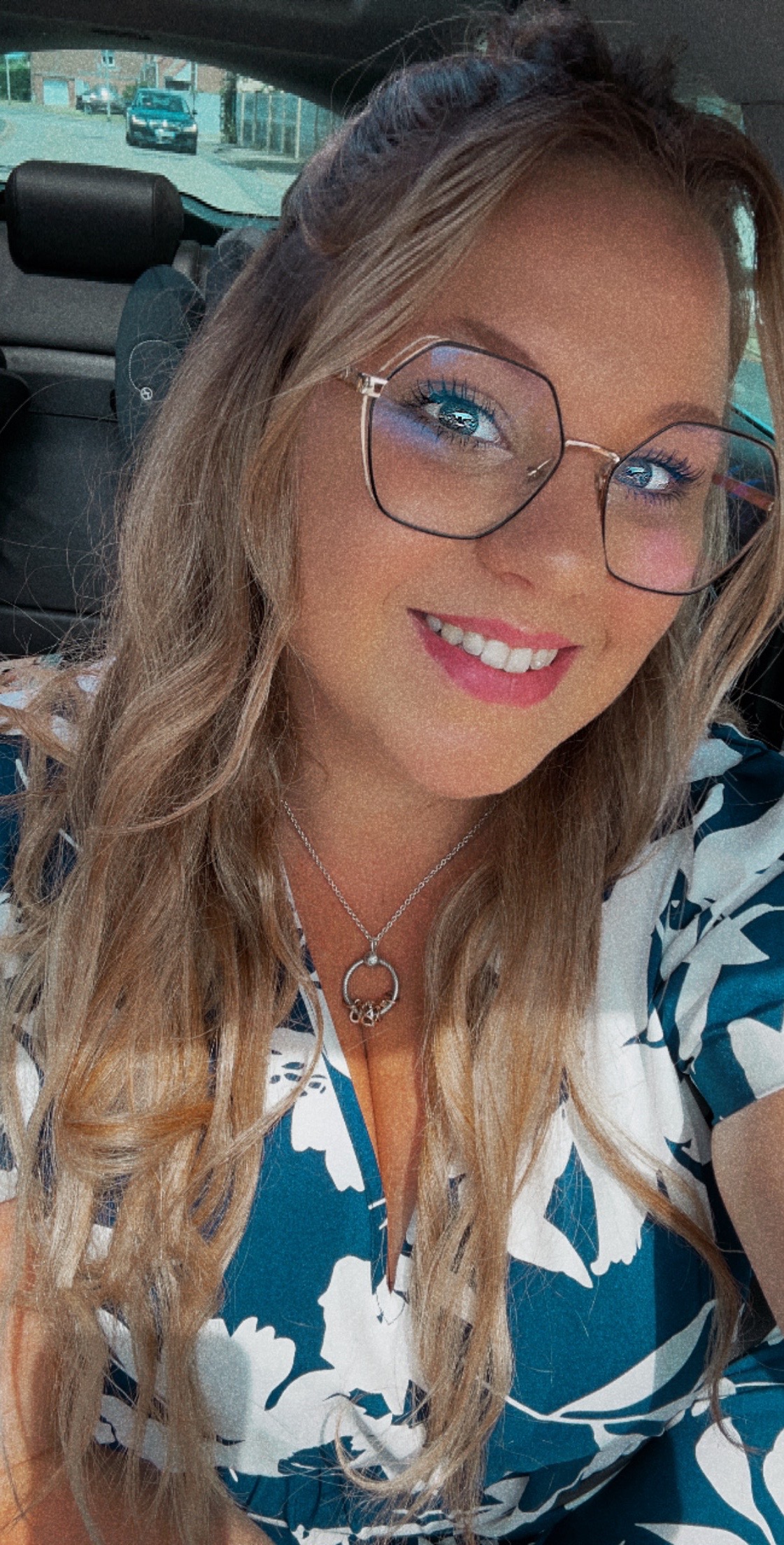 @Curvy_Laurine