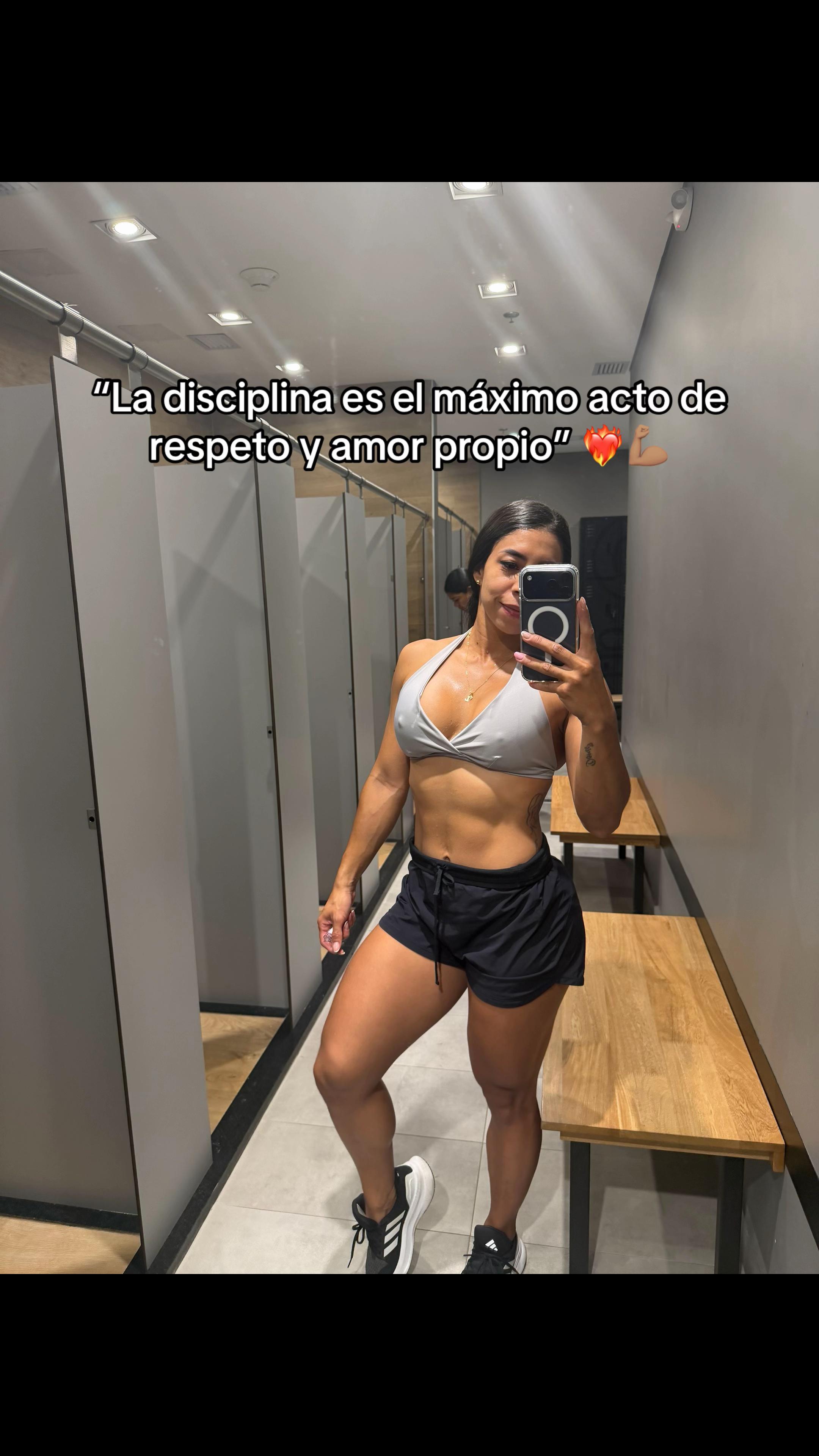 @lillymolinafit
