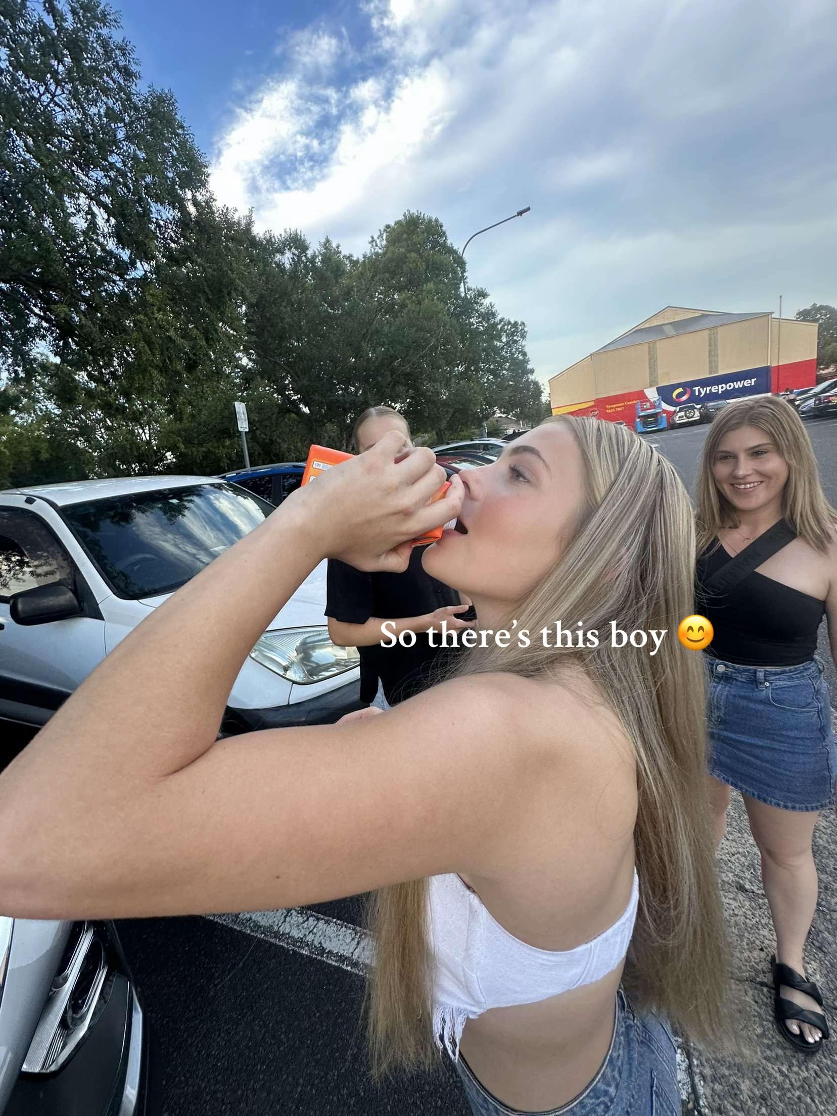 @short_tradie_chick