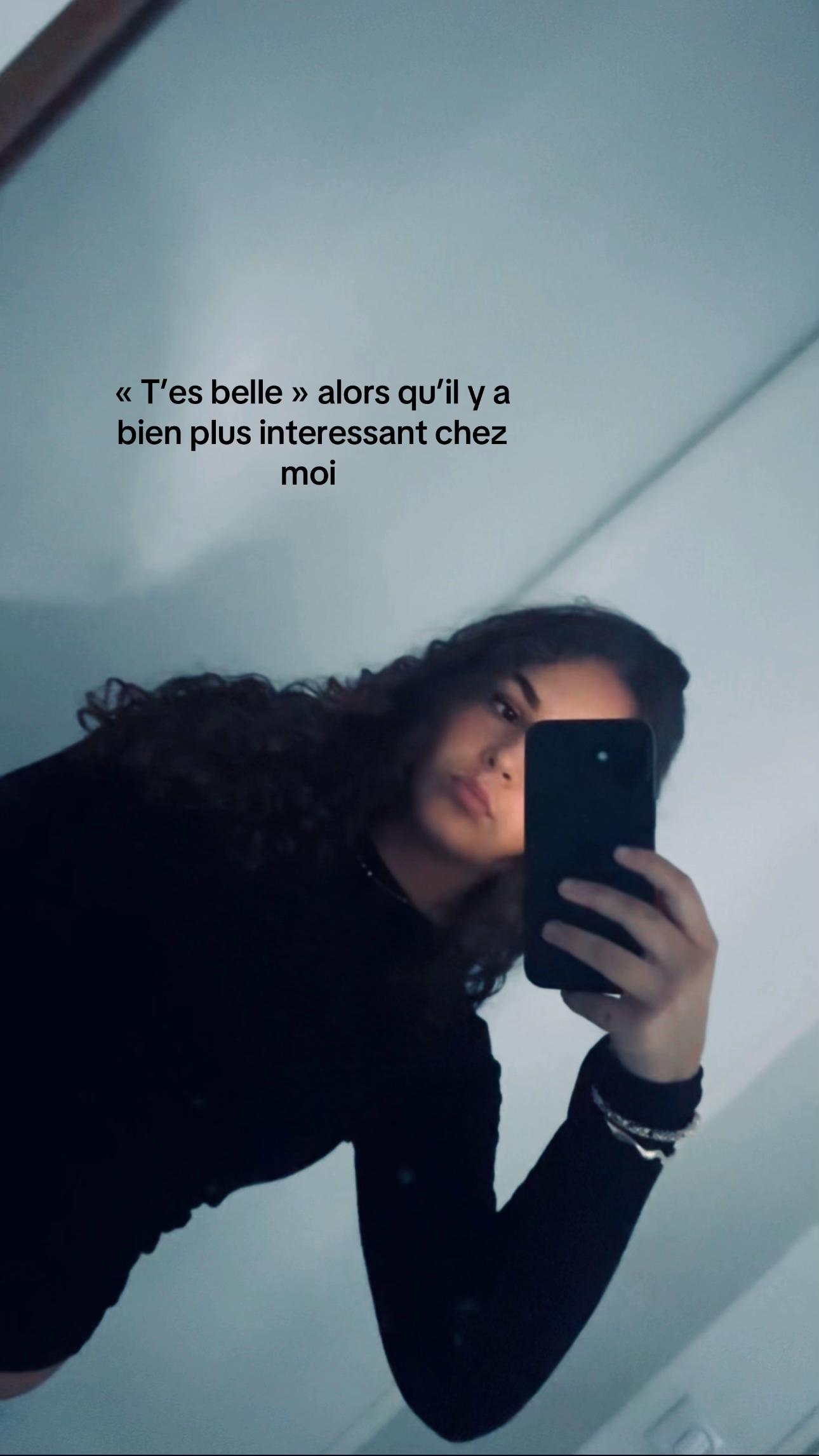 @𝒯