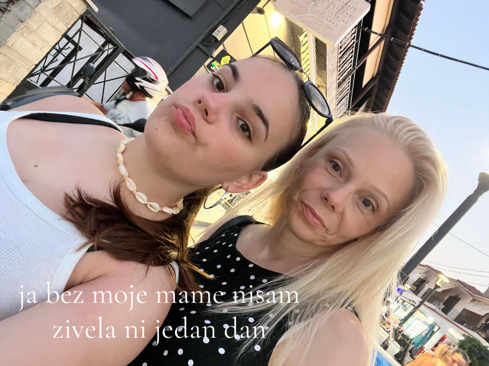 @𝒯